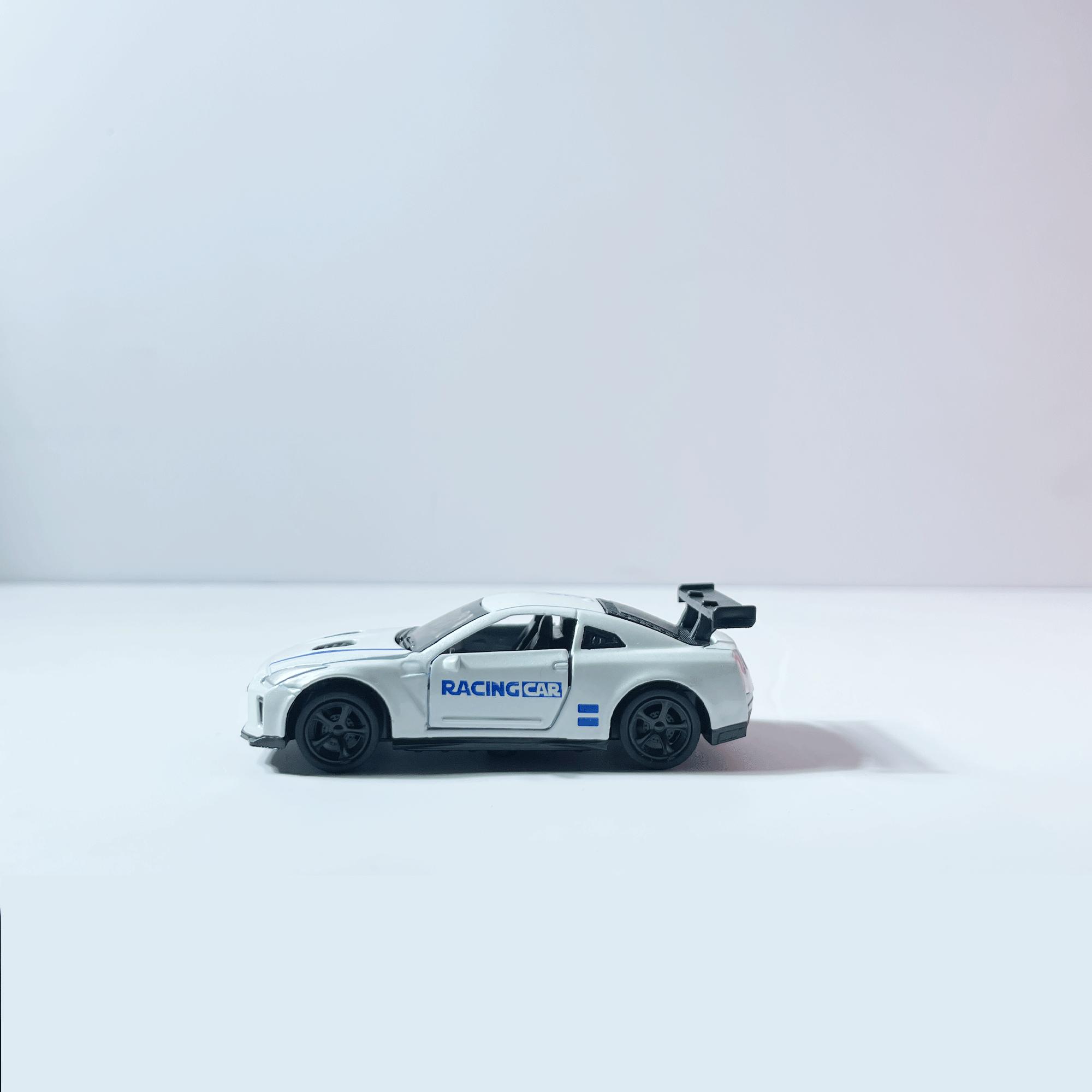 1:64 Nissan GTR R35 White
