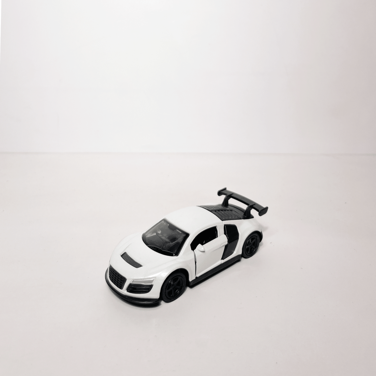 1:64 R8 White