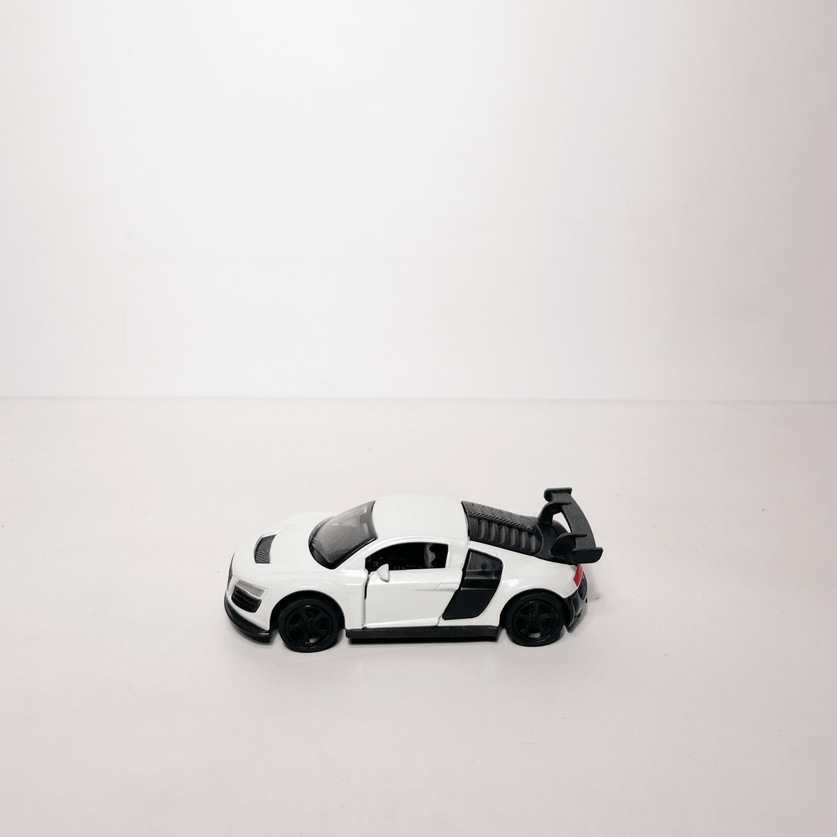 1:64 R8 White
