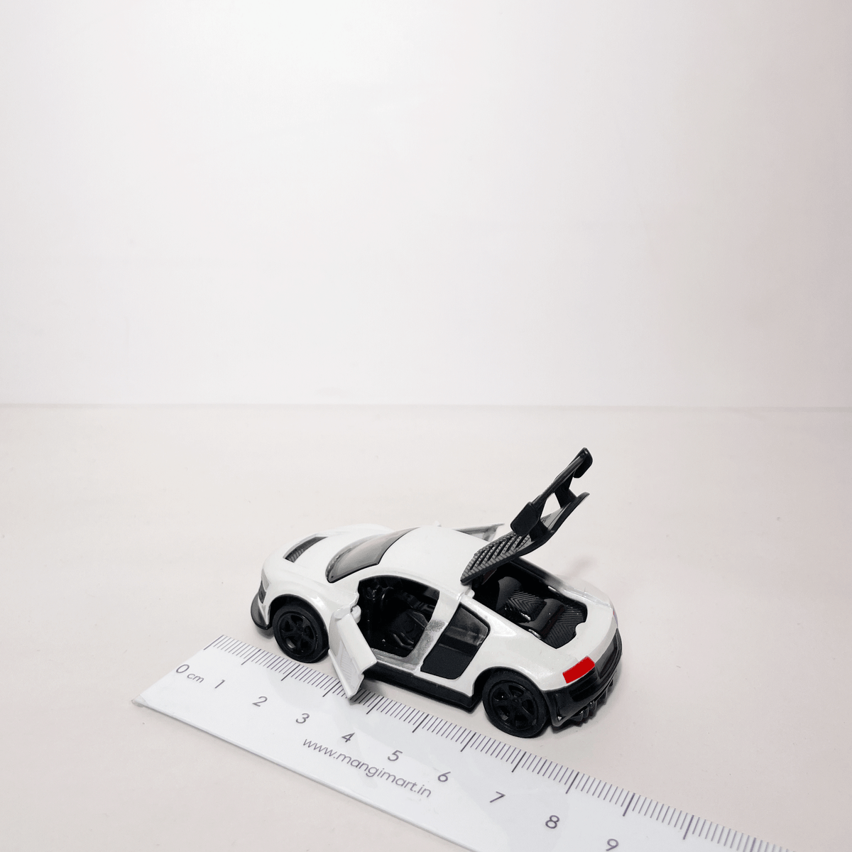 1:64 R8 White