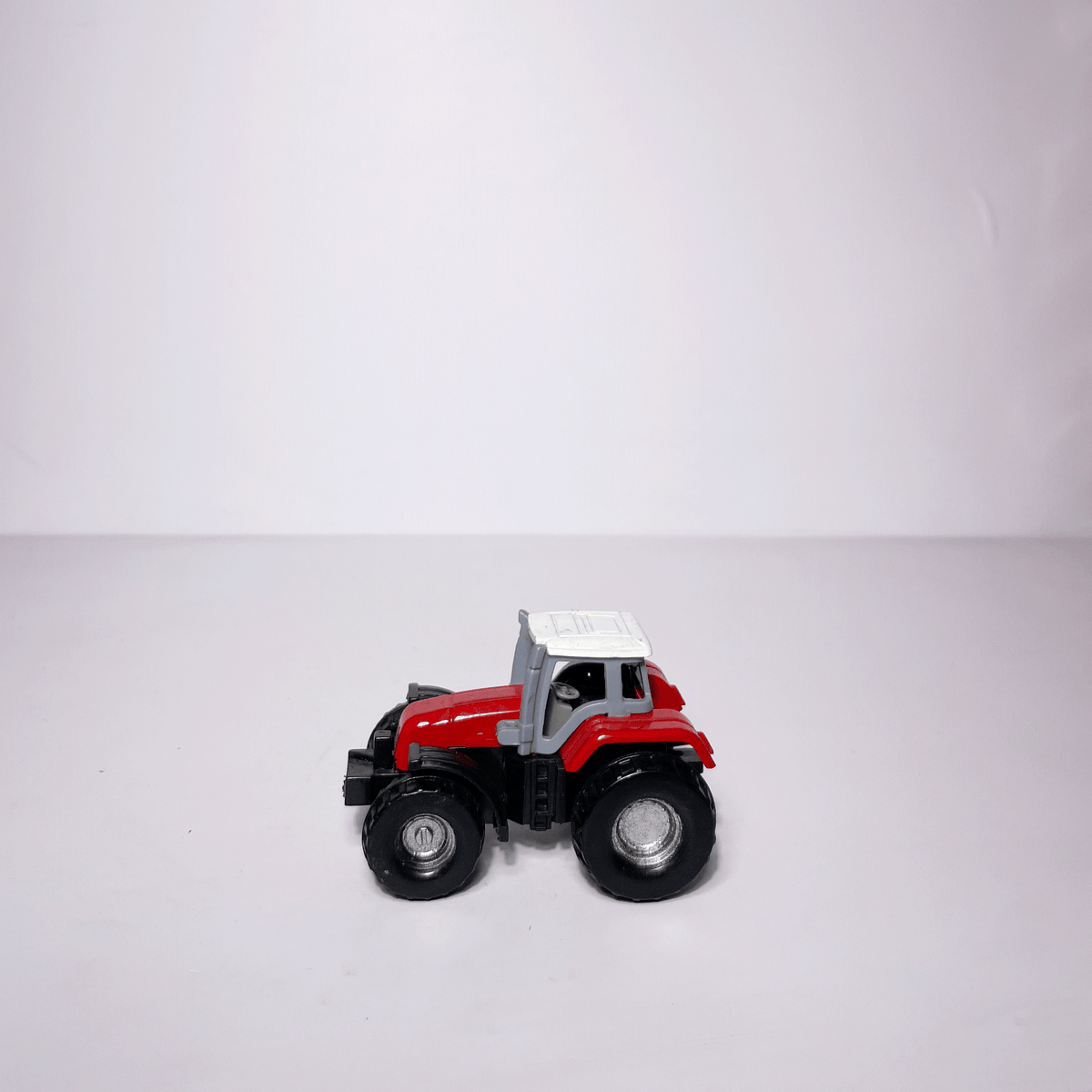 1:64 Tractor Red
