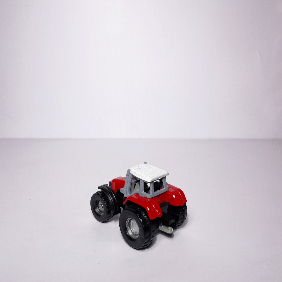 1:64 Tractor Red