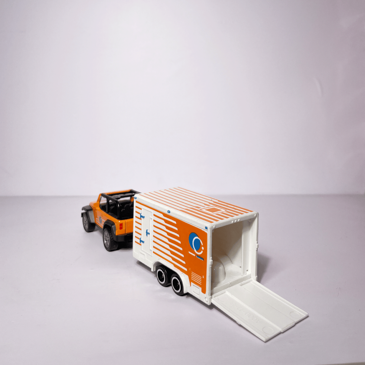 1:64 Jeep with caravan