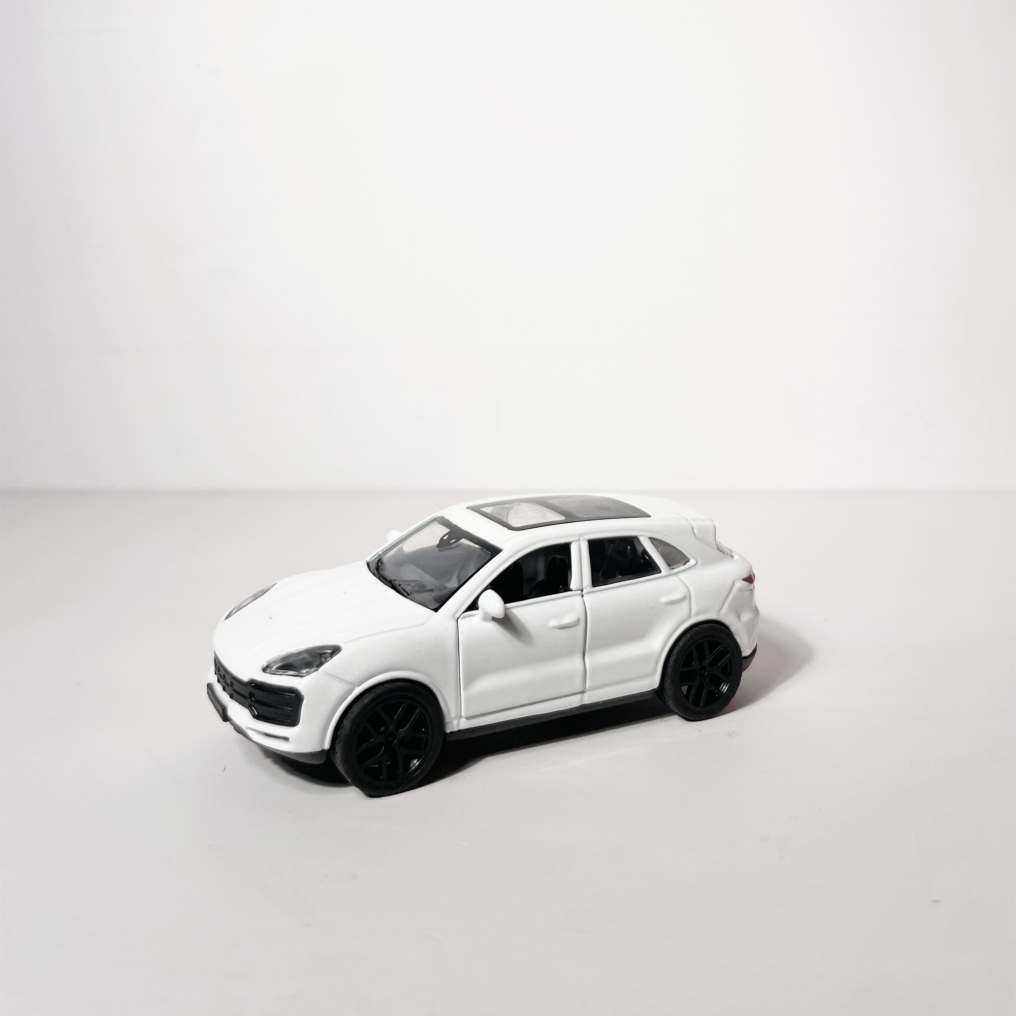 1:43 Porche kayne Metal Diecast Car White