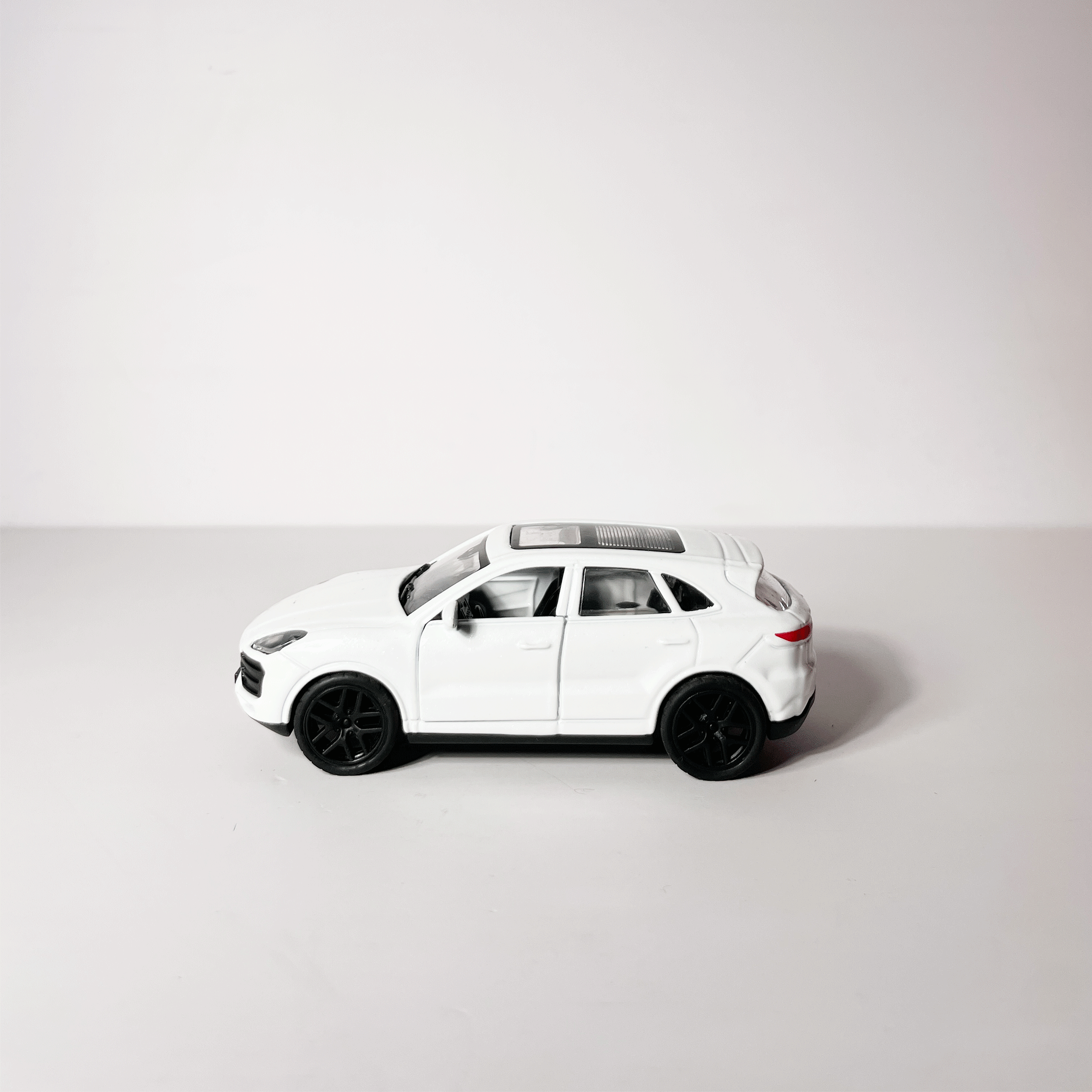 1:43 Porche kayne Metal Diecast Car White