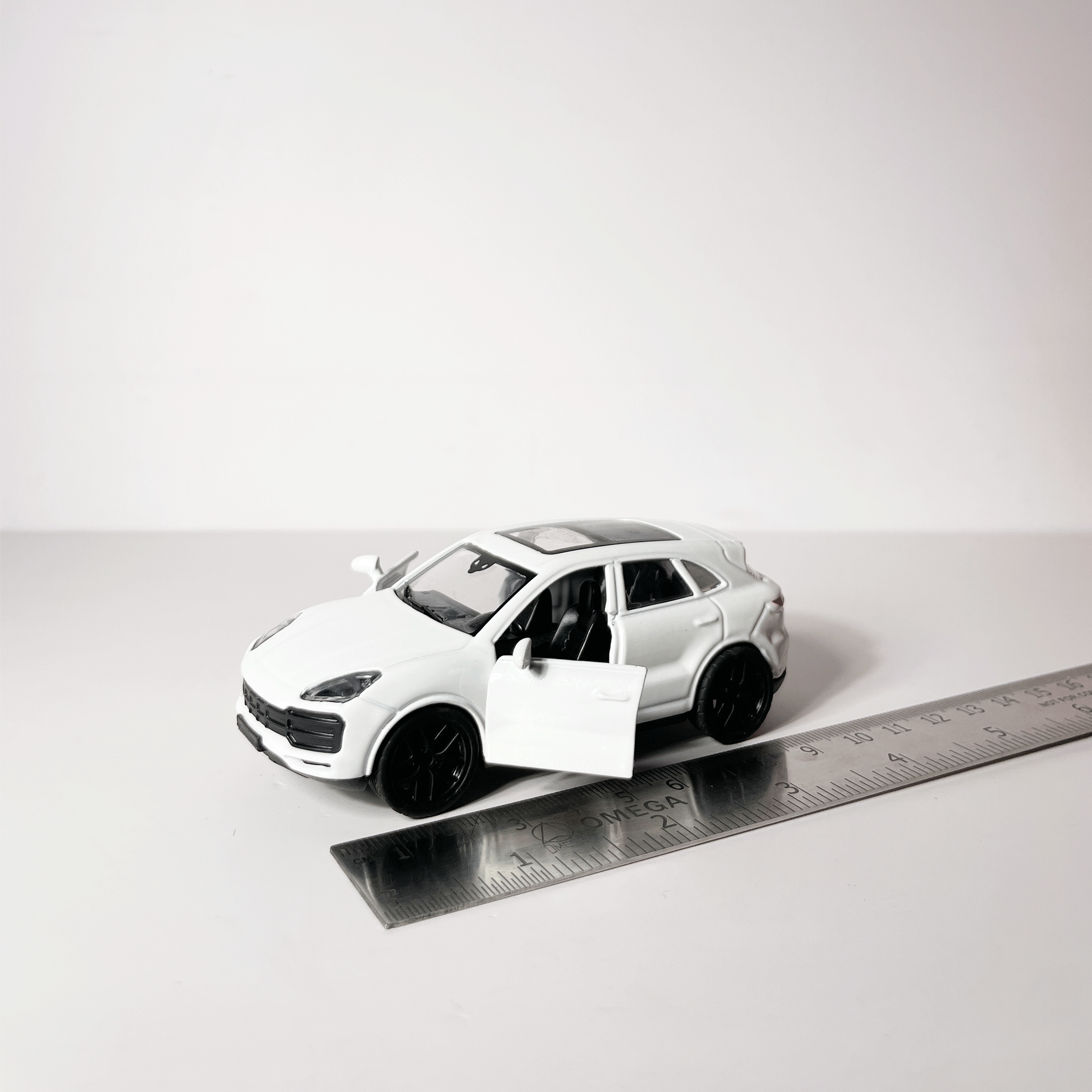 1:43 Porche kayne Metal Diecast Car White