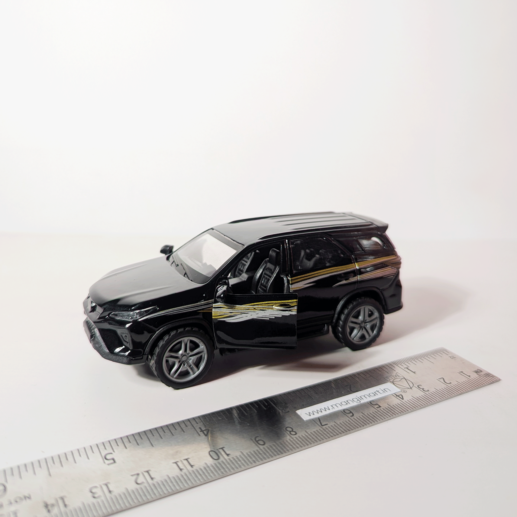 1:36 Fortuner Black with graphics