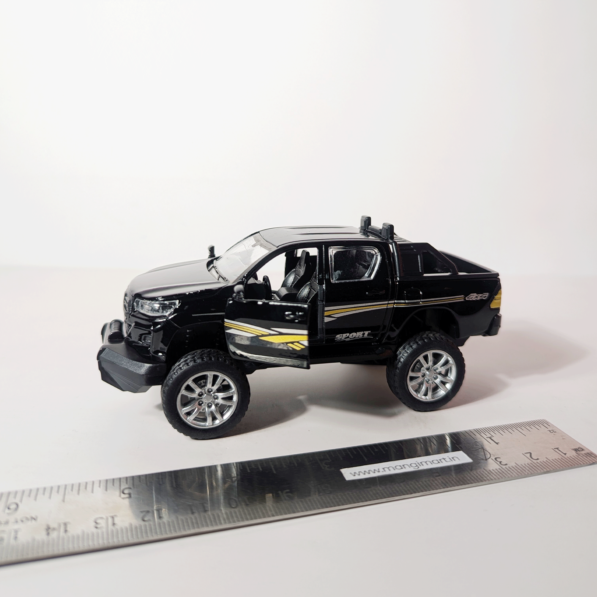 1:36 Hilux Black