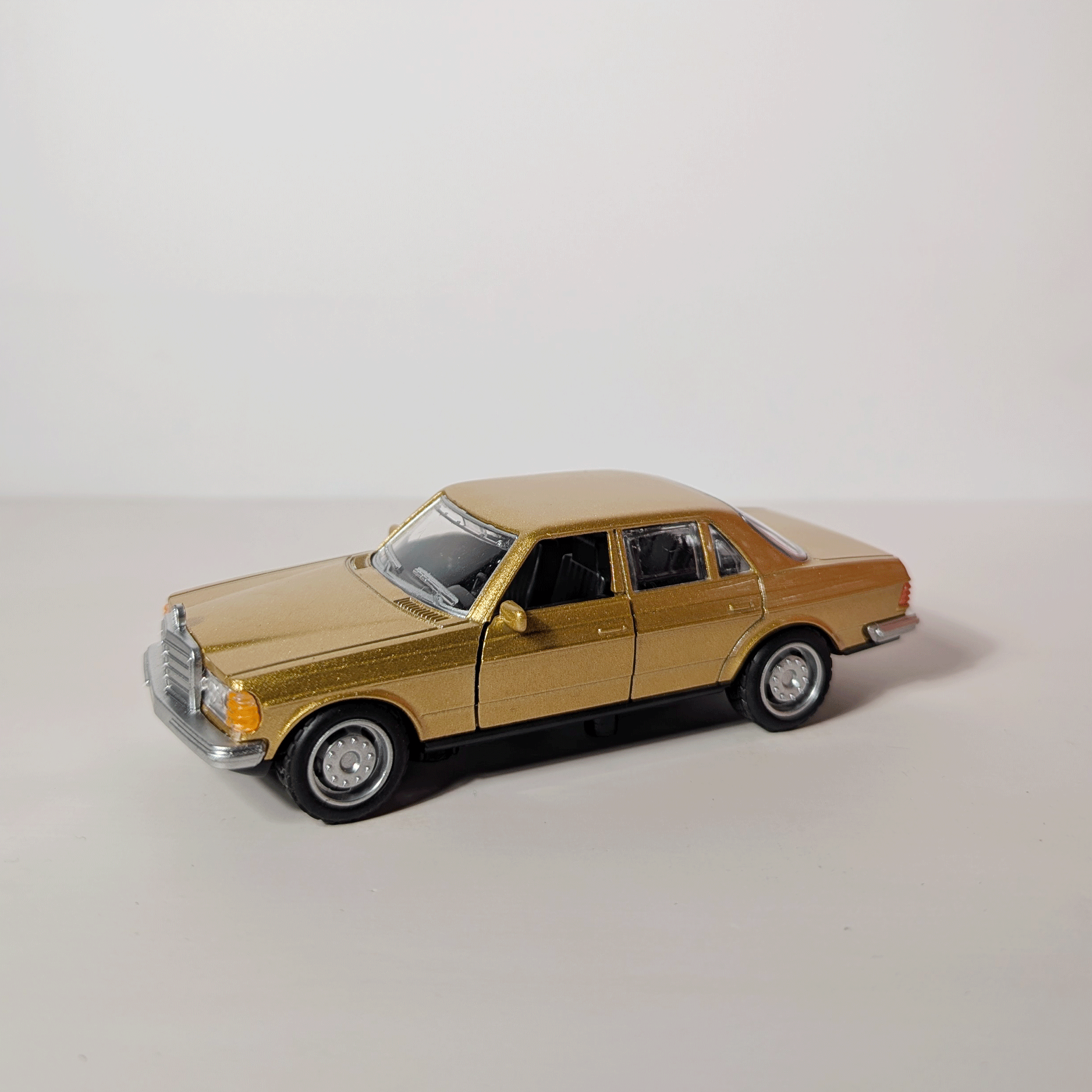 1:36 Benz E- class Vintage Gold