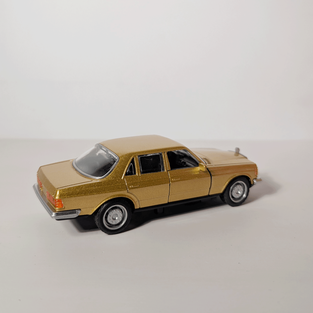 1:36 Benz E- class Vintage Gold
