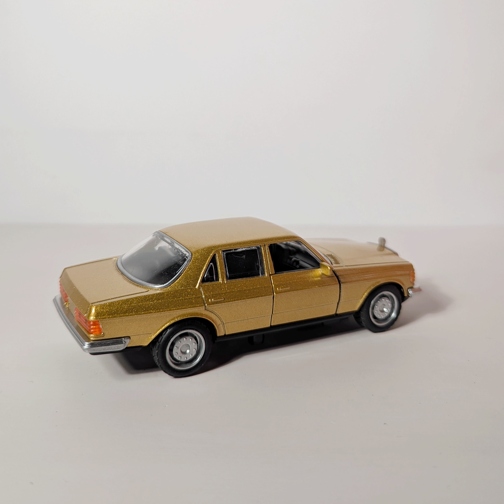 1:36 Benz E- class Vintage Gold