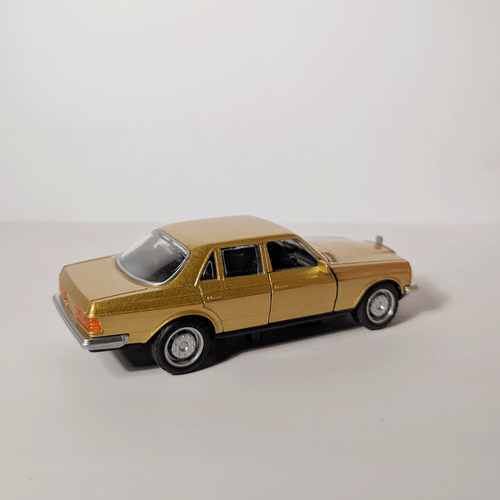 1:36 Benz E- class Vintage Gold