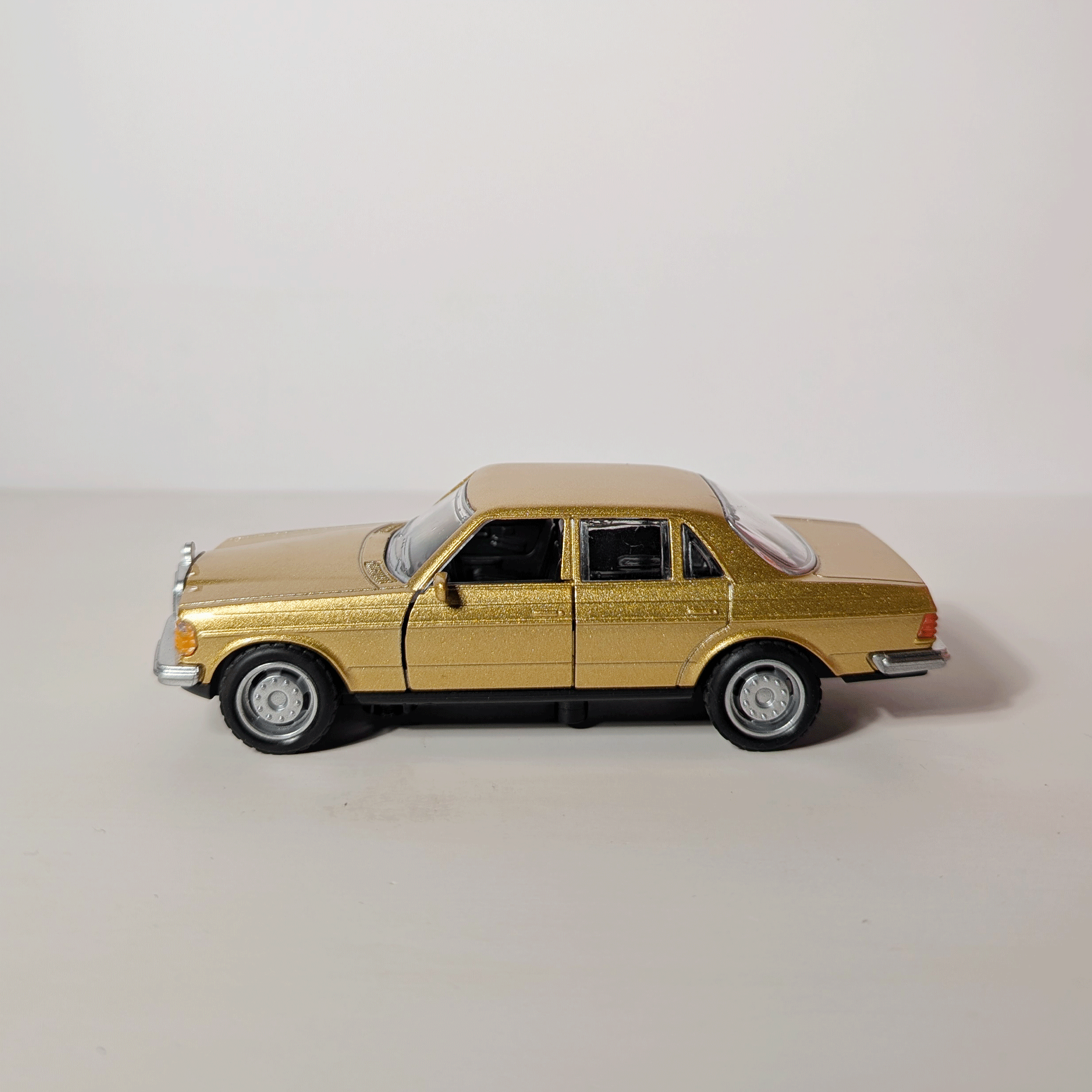 1:36 Benz E- class Vintage Gold