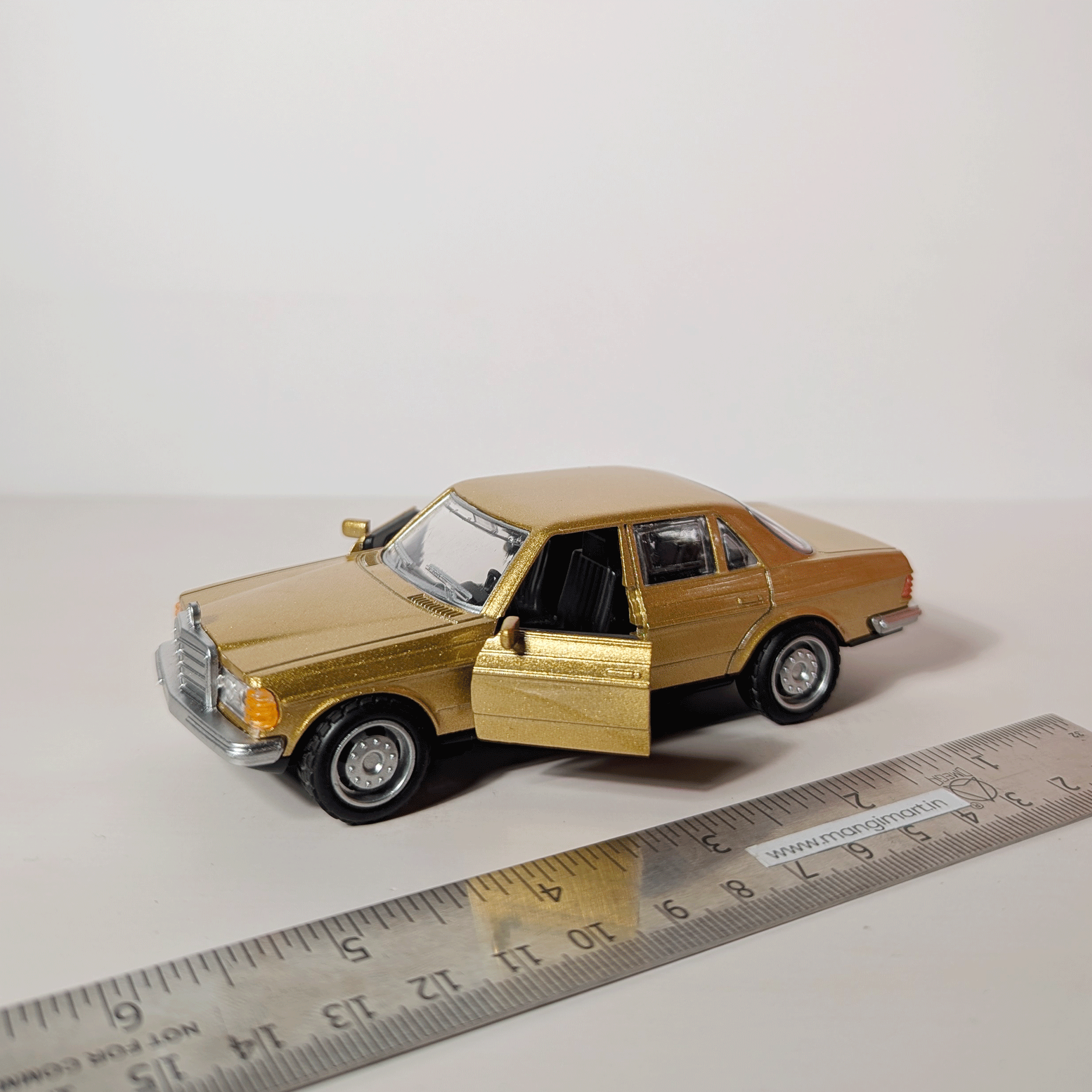 1:36 Benz E- class Vintage Gold