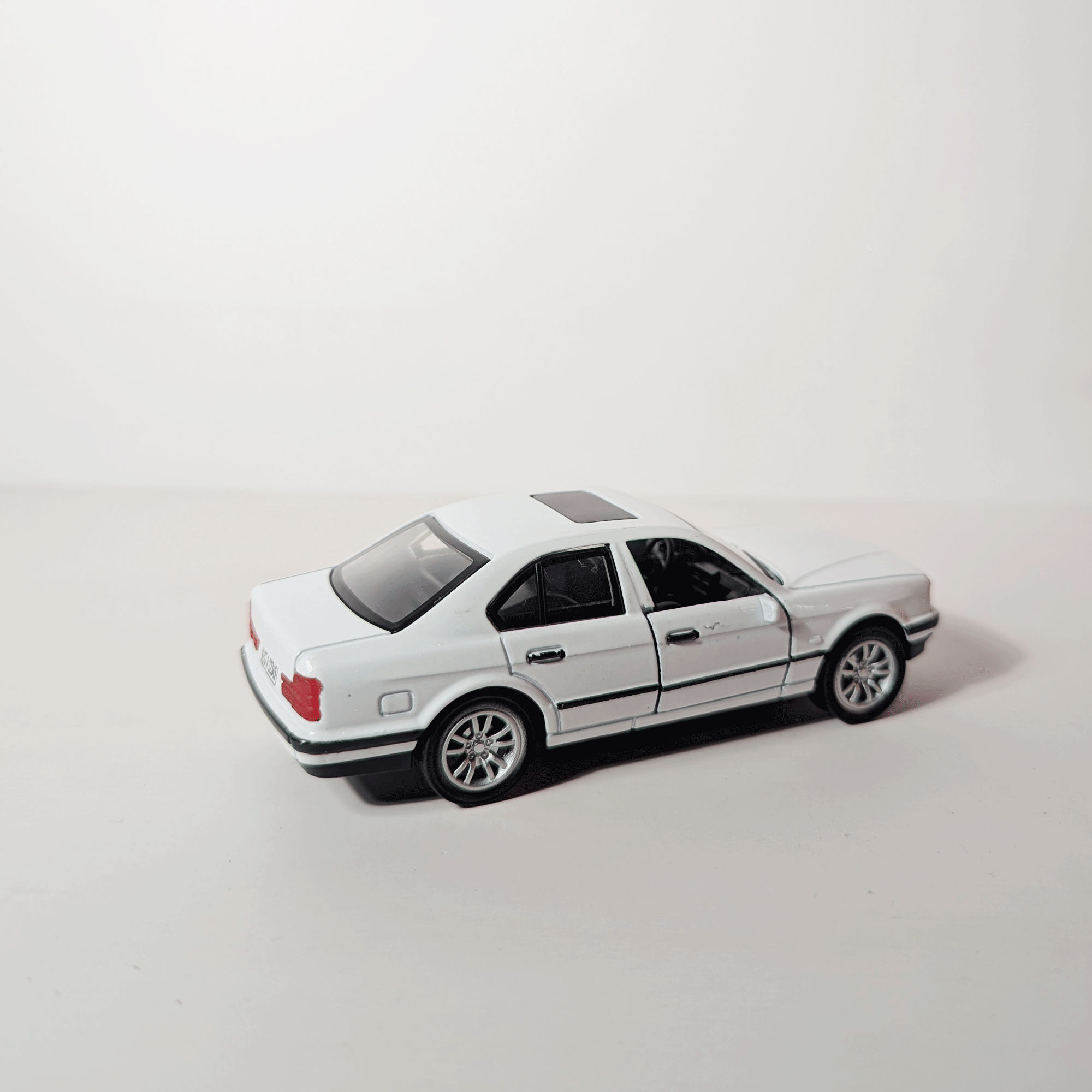 1:36 BMW M5 E34 White