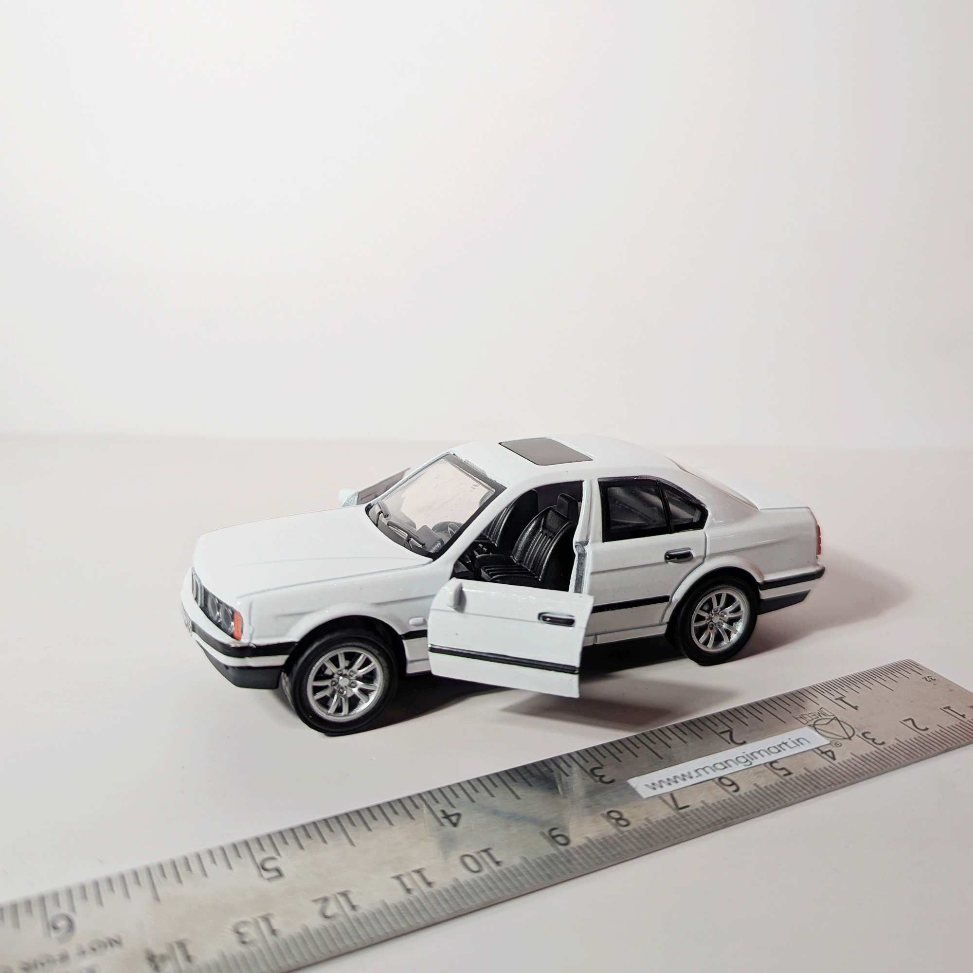 1:36 BMW M5 E34 White