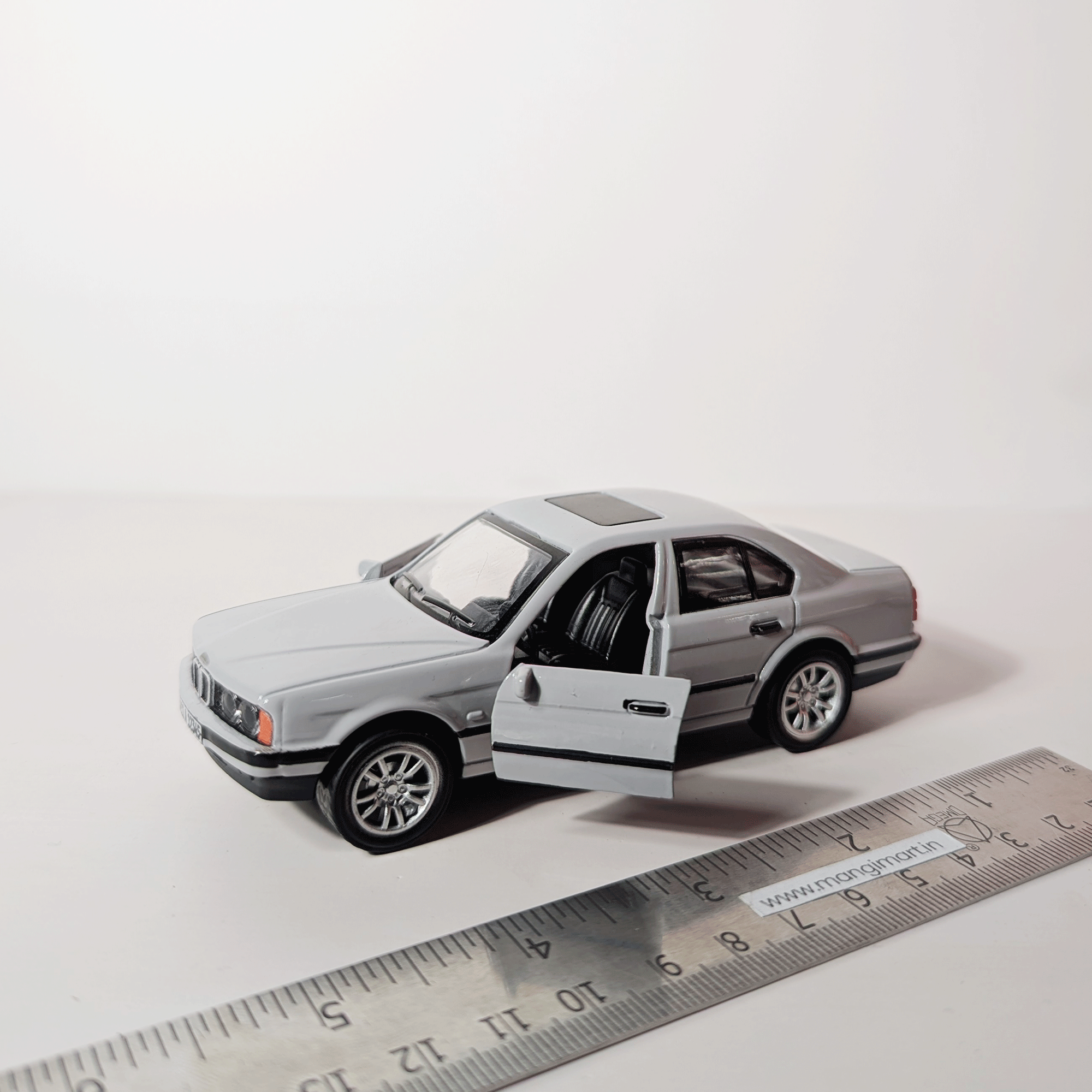 1:36 BMW M5 E34 Grey