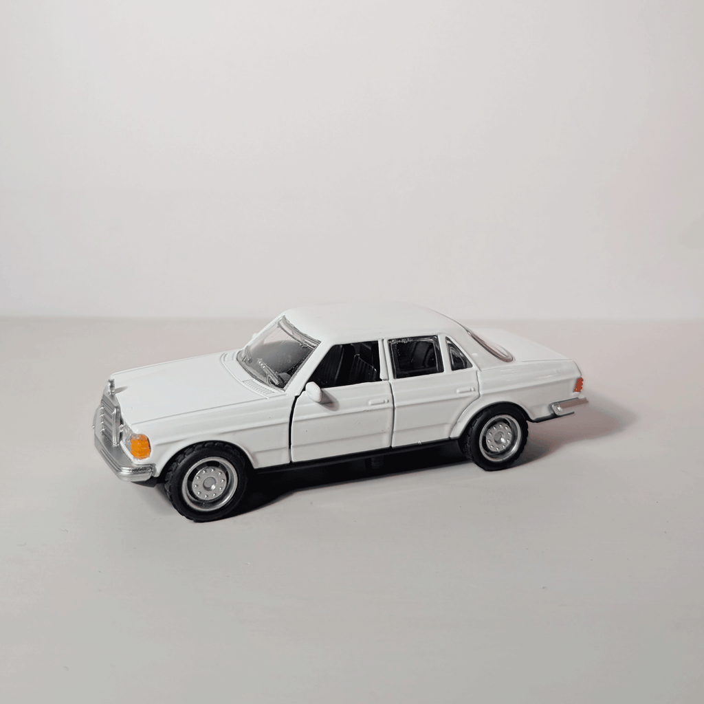 1:36 Benz E- class Vintage White