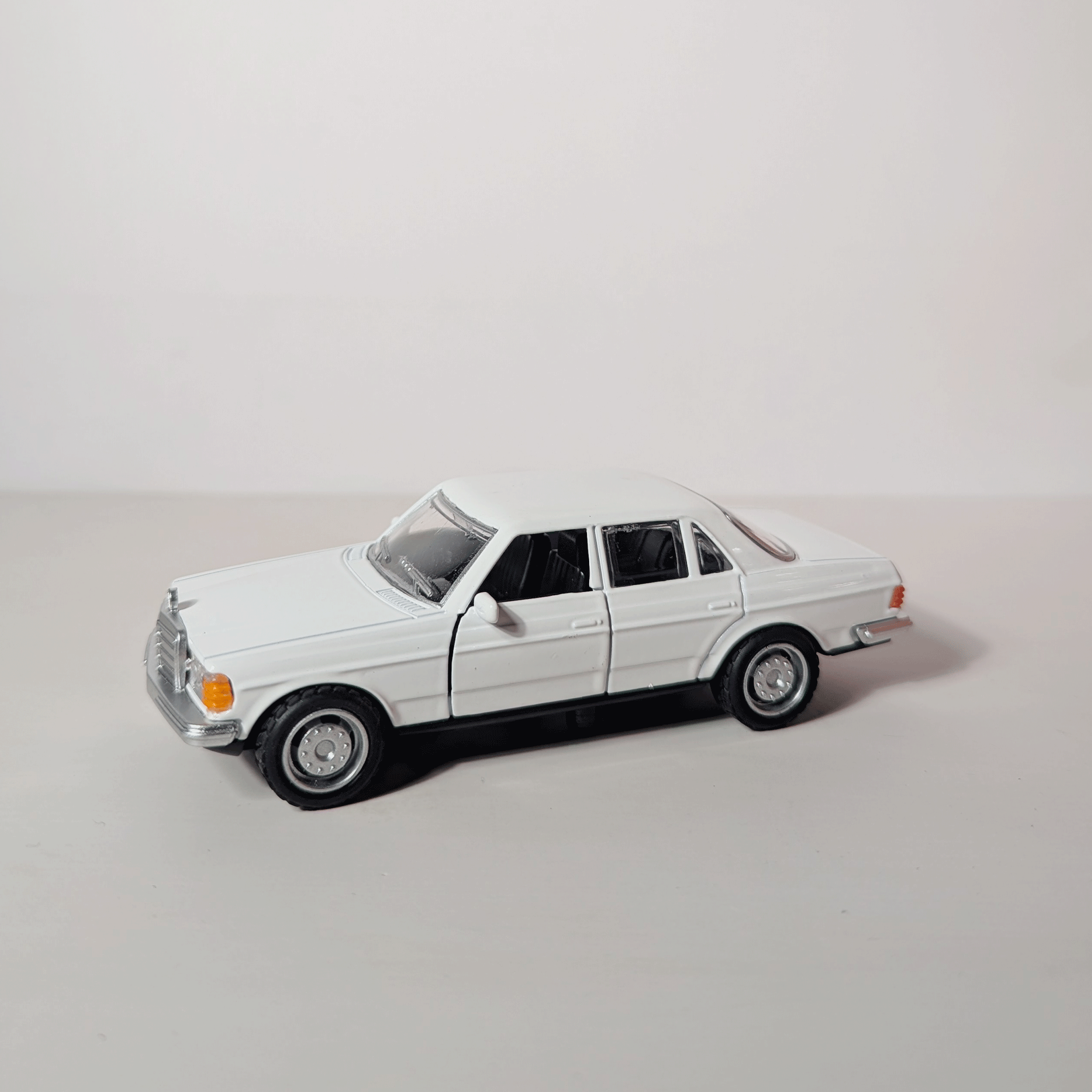 1:36 Benz E- class Vintage White