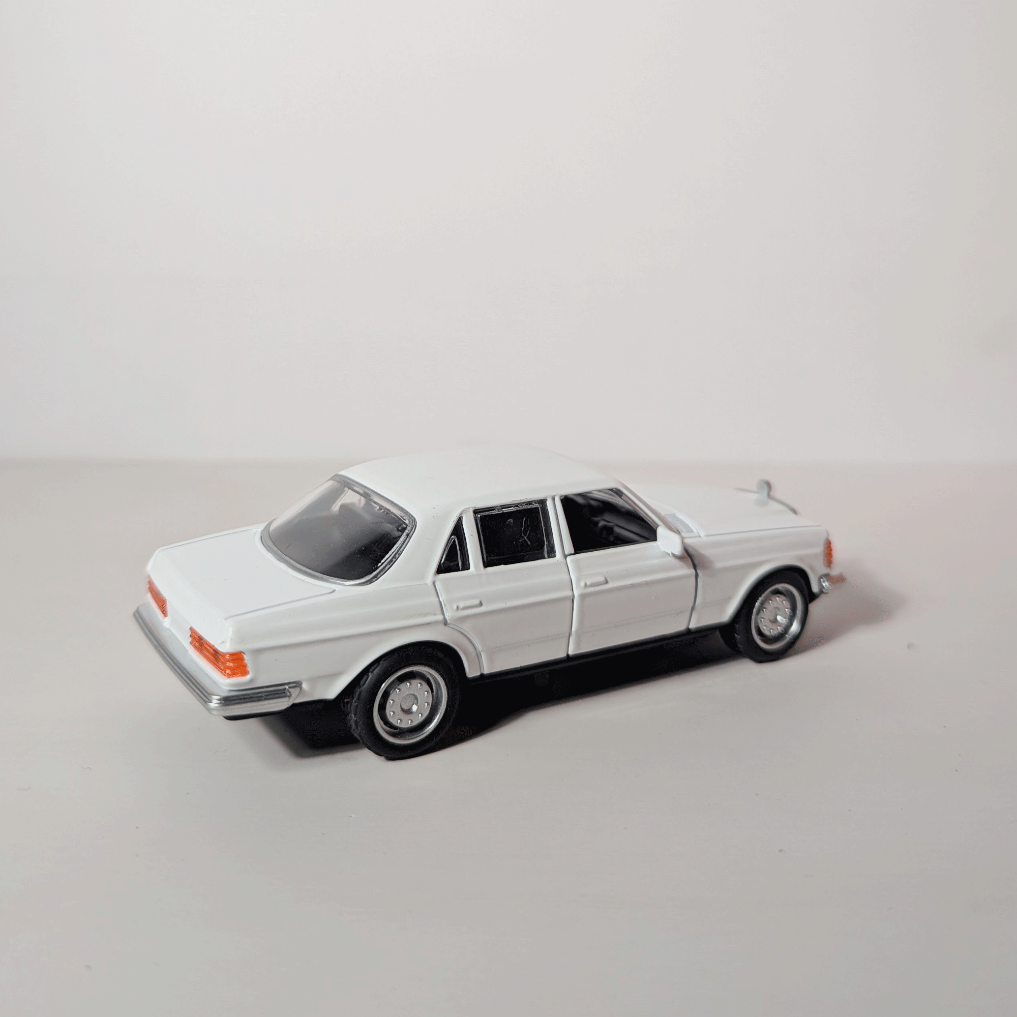 1:36 Benz E- class Vintage White