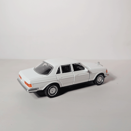 1:36 Benz E- class Vintage White