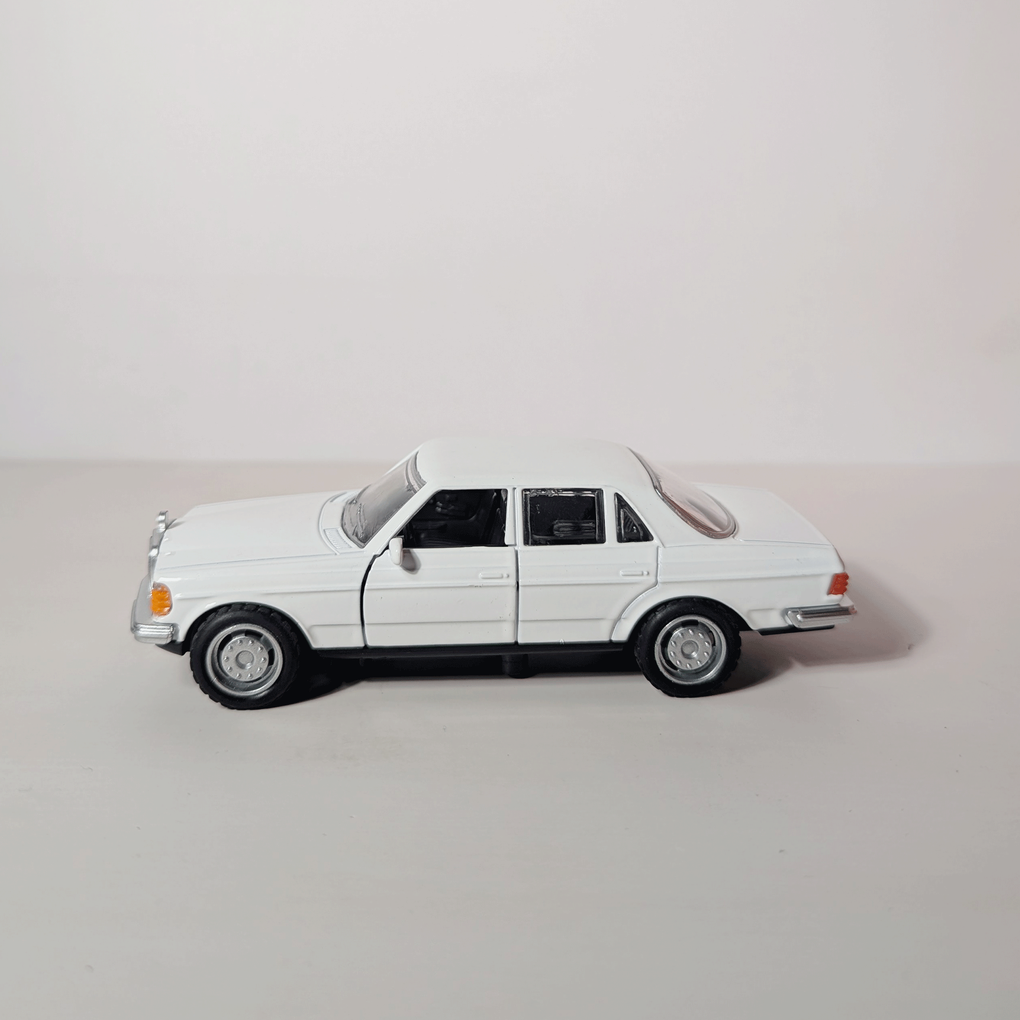 1:36 Benz E- class Vintage White