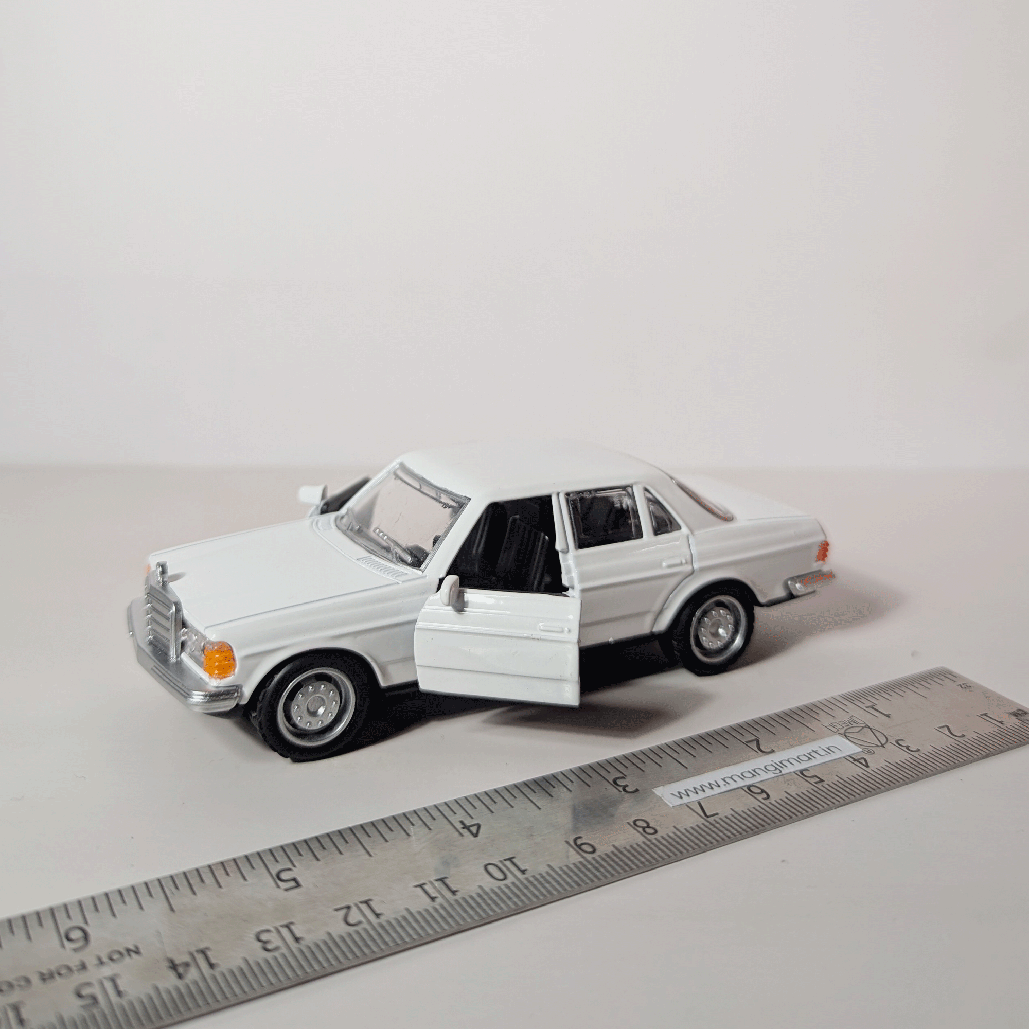 1:36 Benz E- class Vintage White