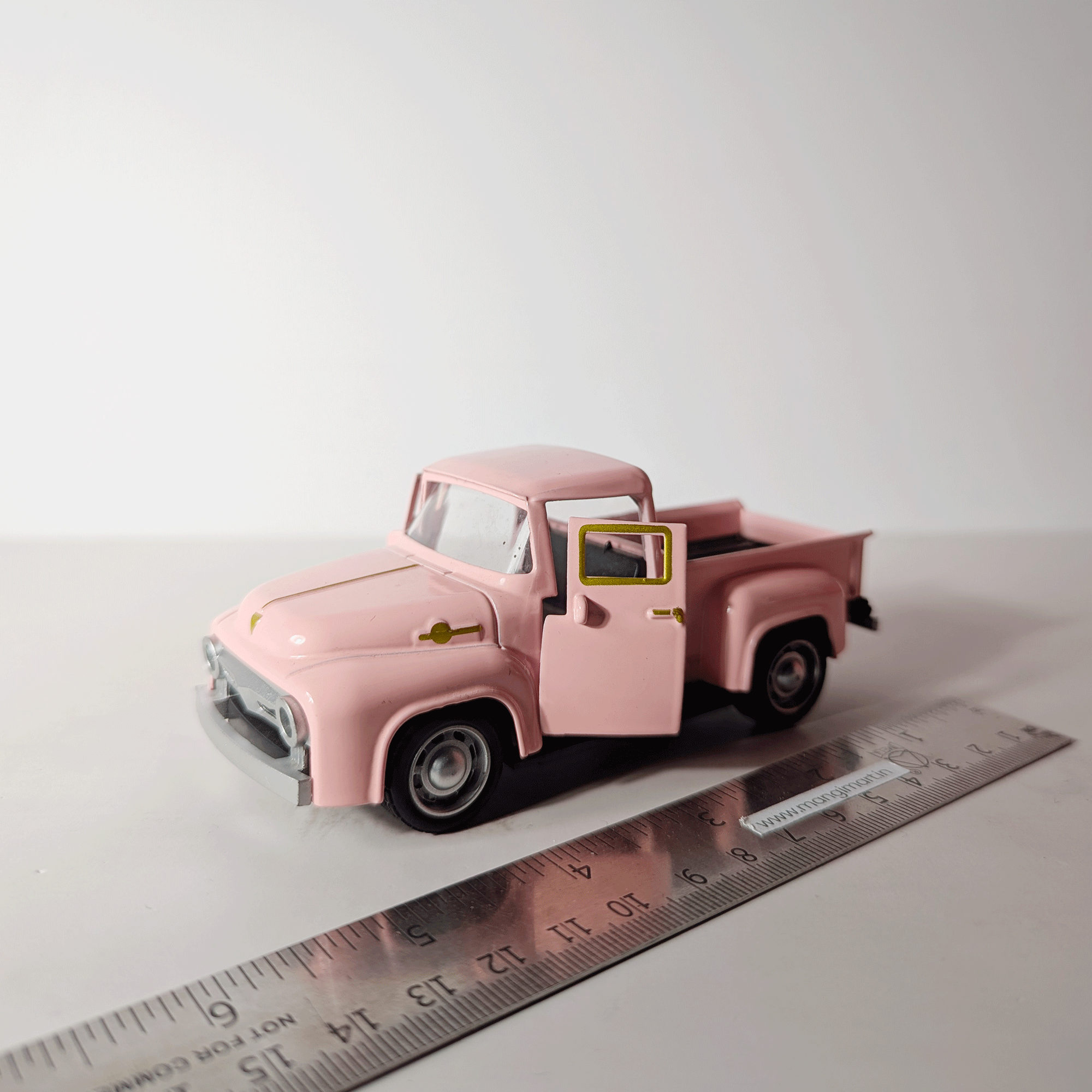 1:36 Classic Pickup Pink