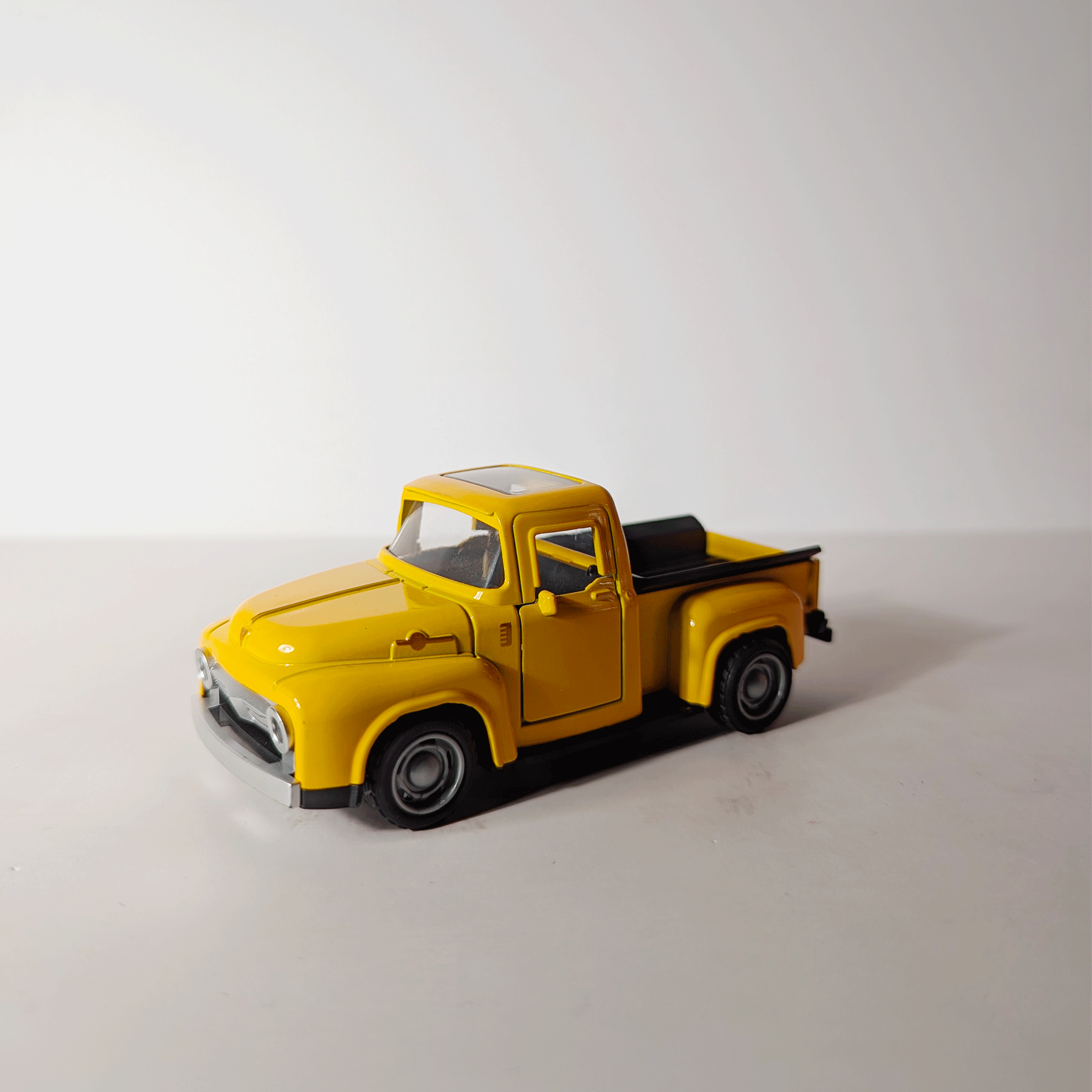 1:36 Classic Pickup Yellow