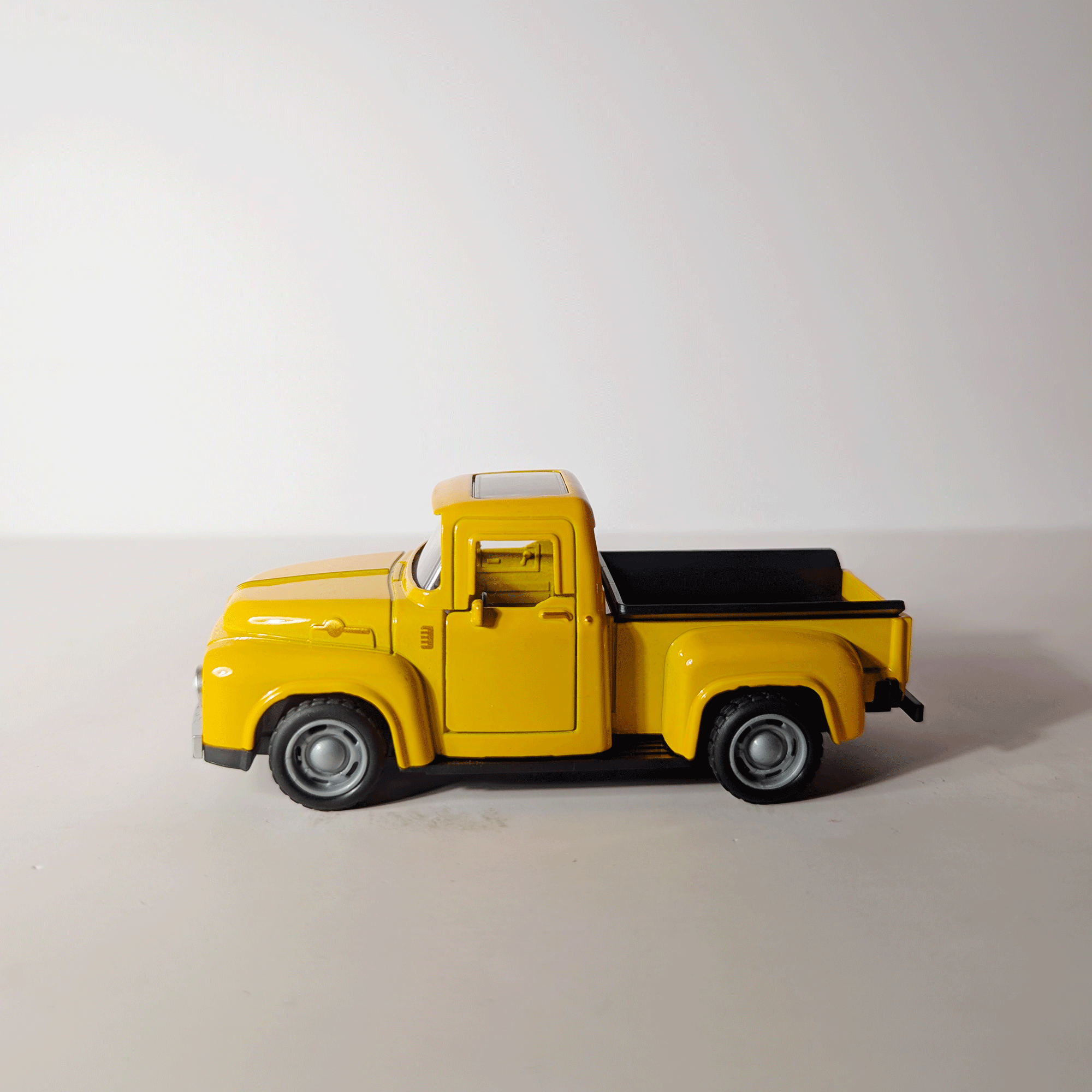 1:36 Classic Pickup Yellow