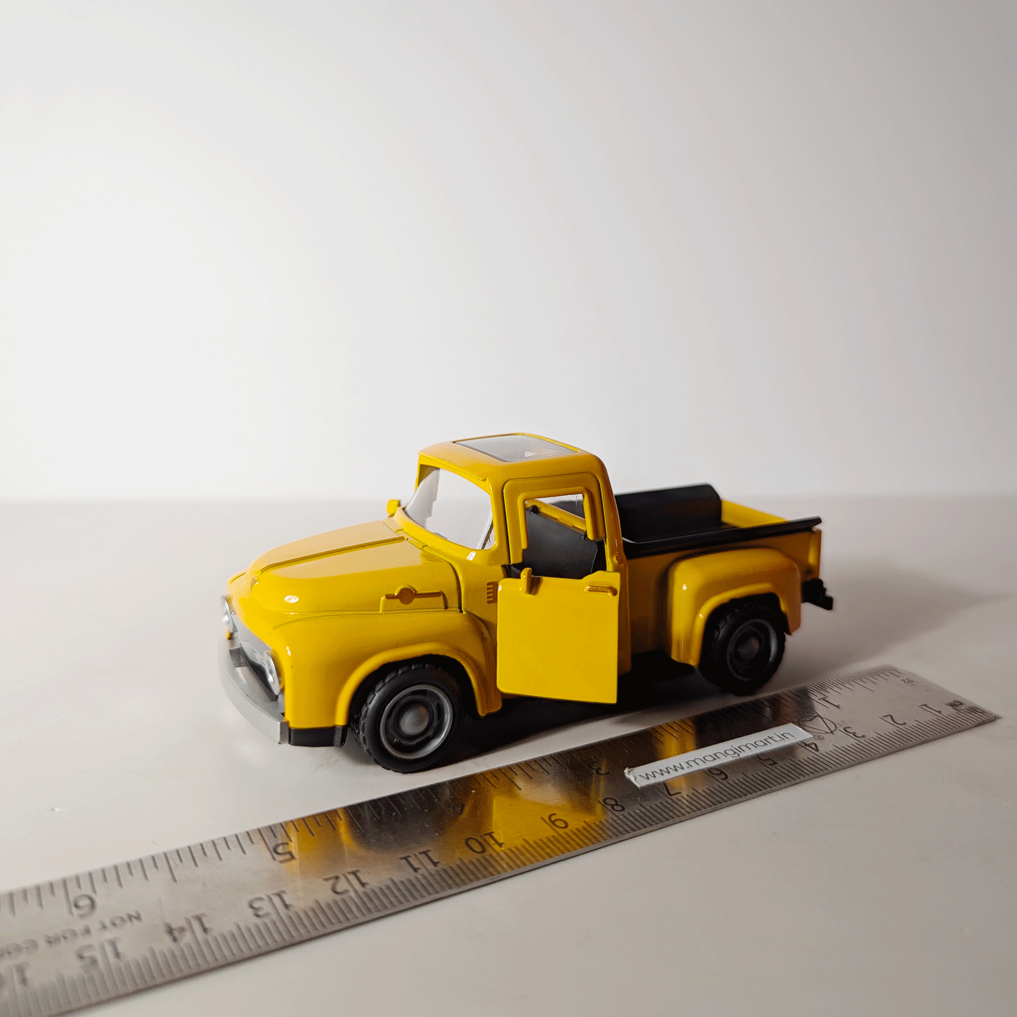 1:36 Classic Pickup Yellow