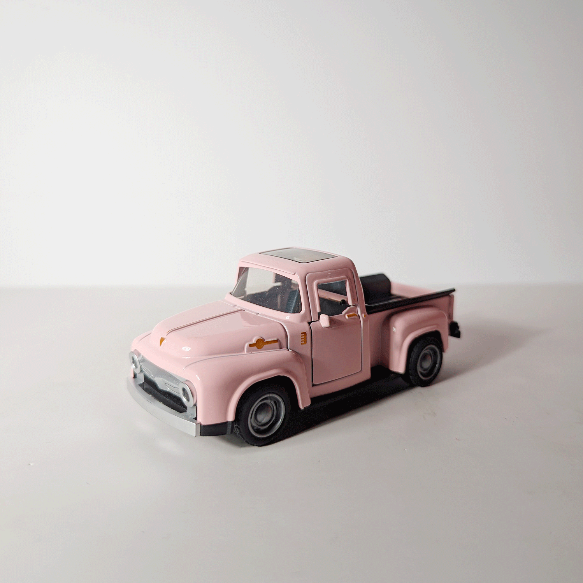 1:36 Classic Pickup Pink Small