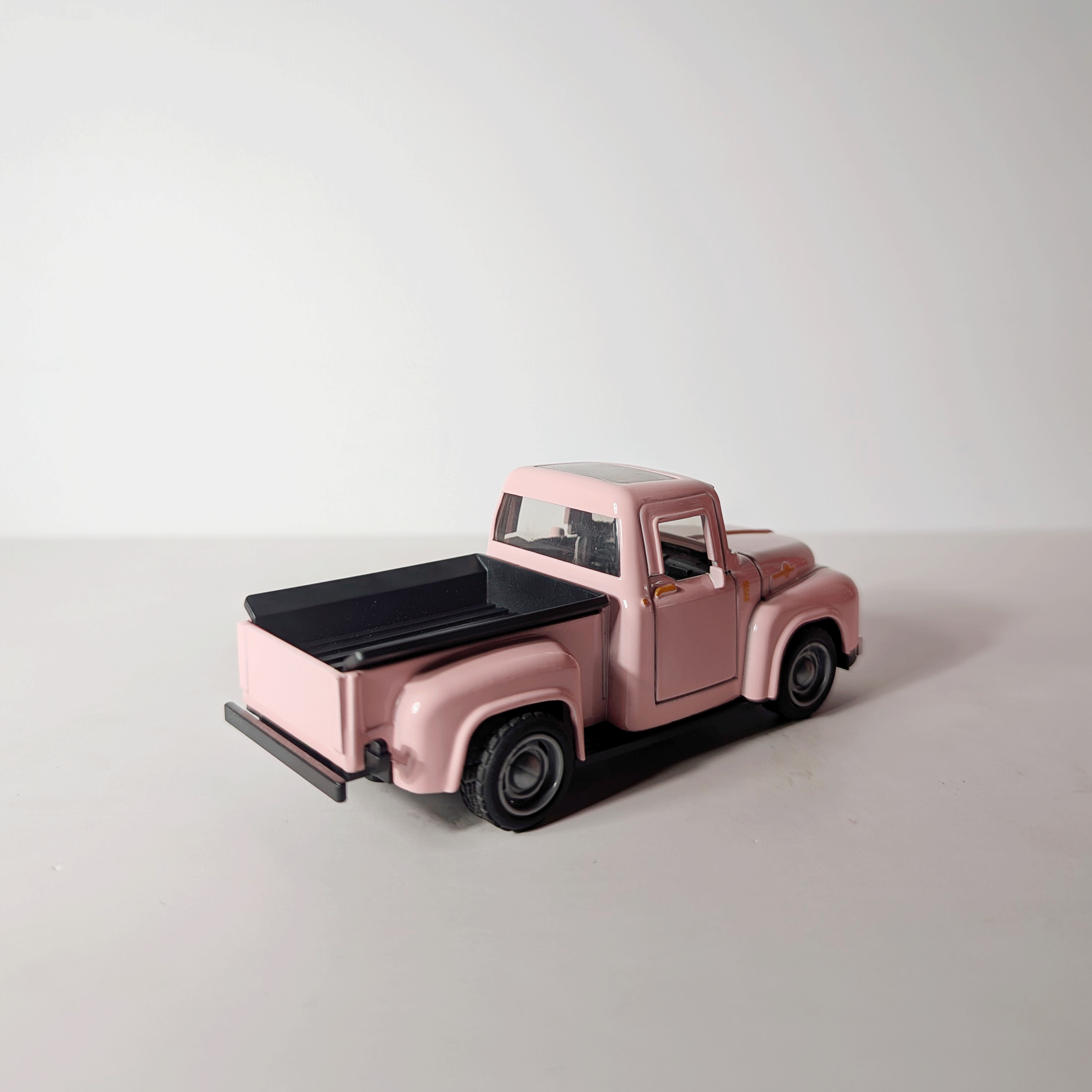 1:36 Classic Pickup Pink Small