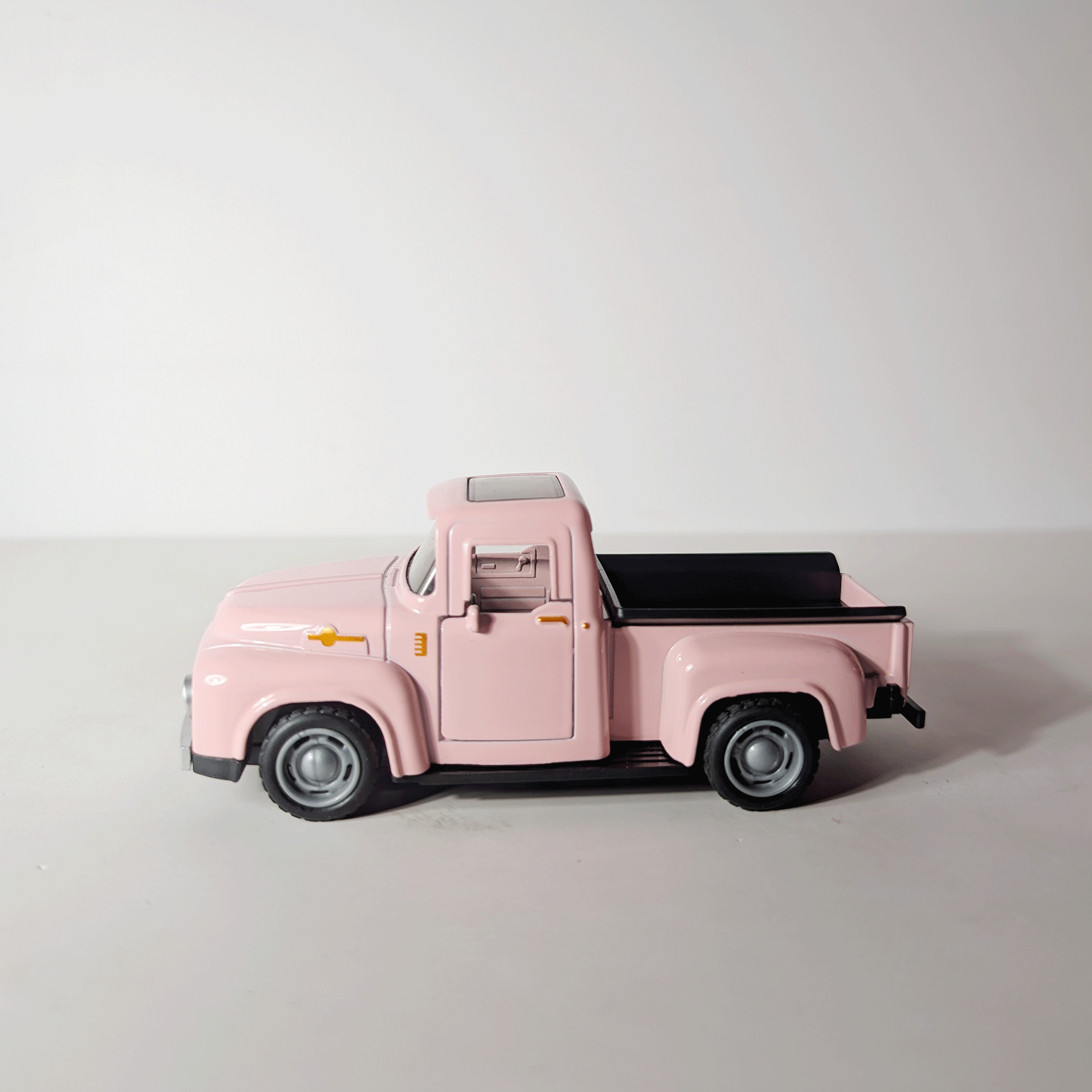 1:36 Classic Pickup Pink Small