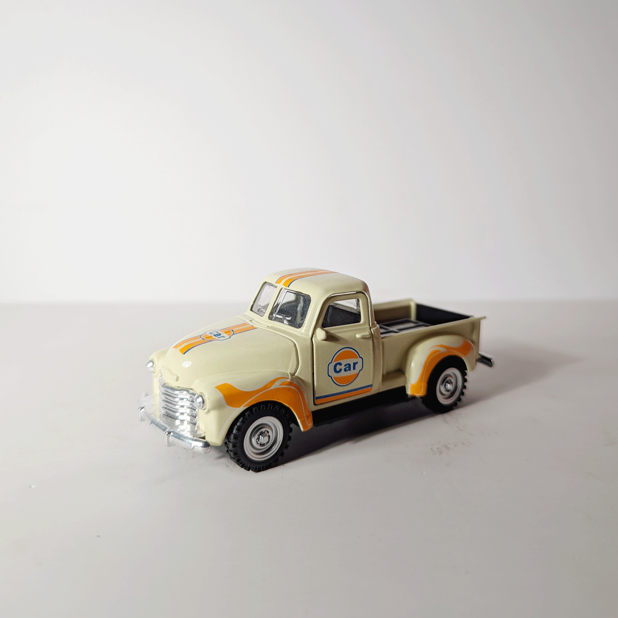 1:43 Classic Pickup Gulf Cream