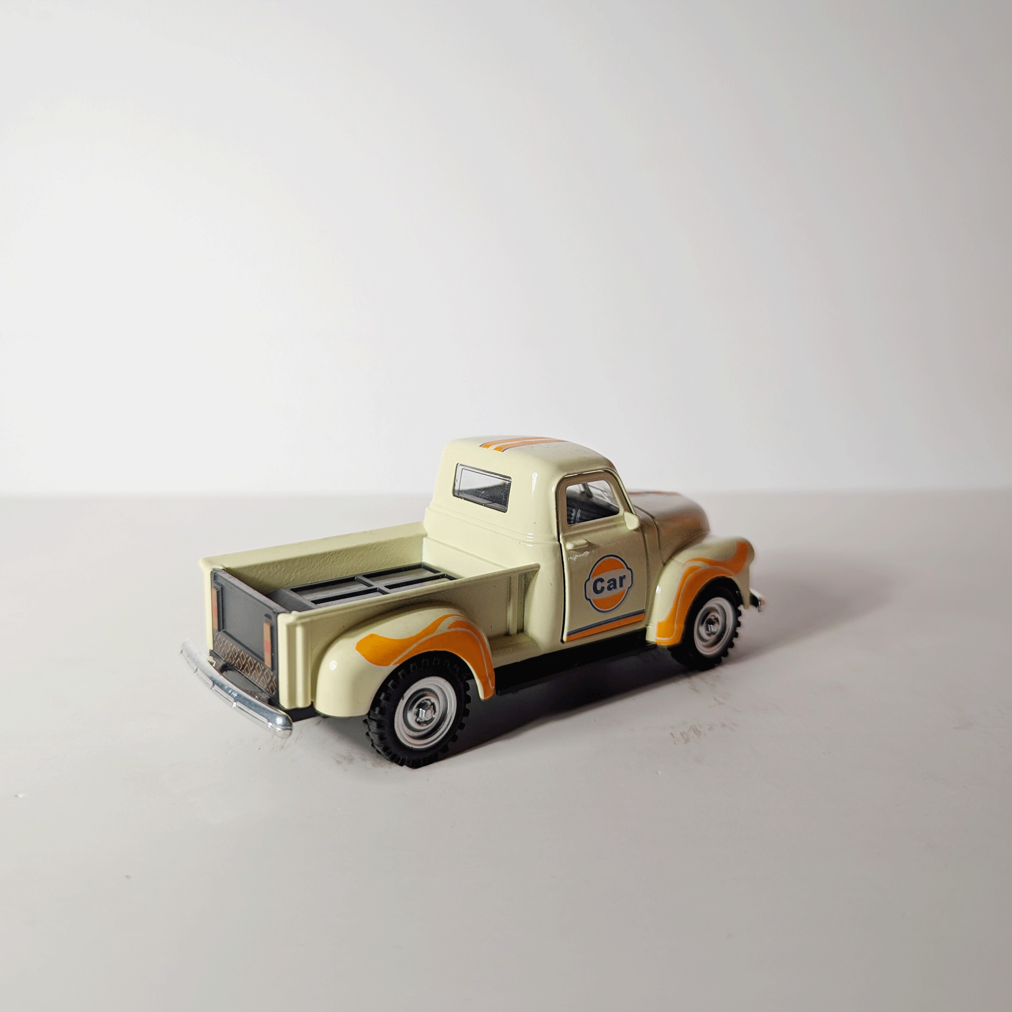 1:43 Classic Pickup Gulf Cream