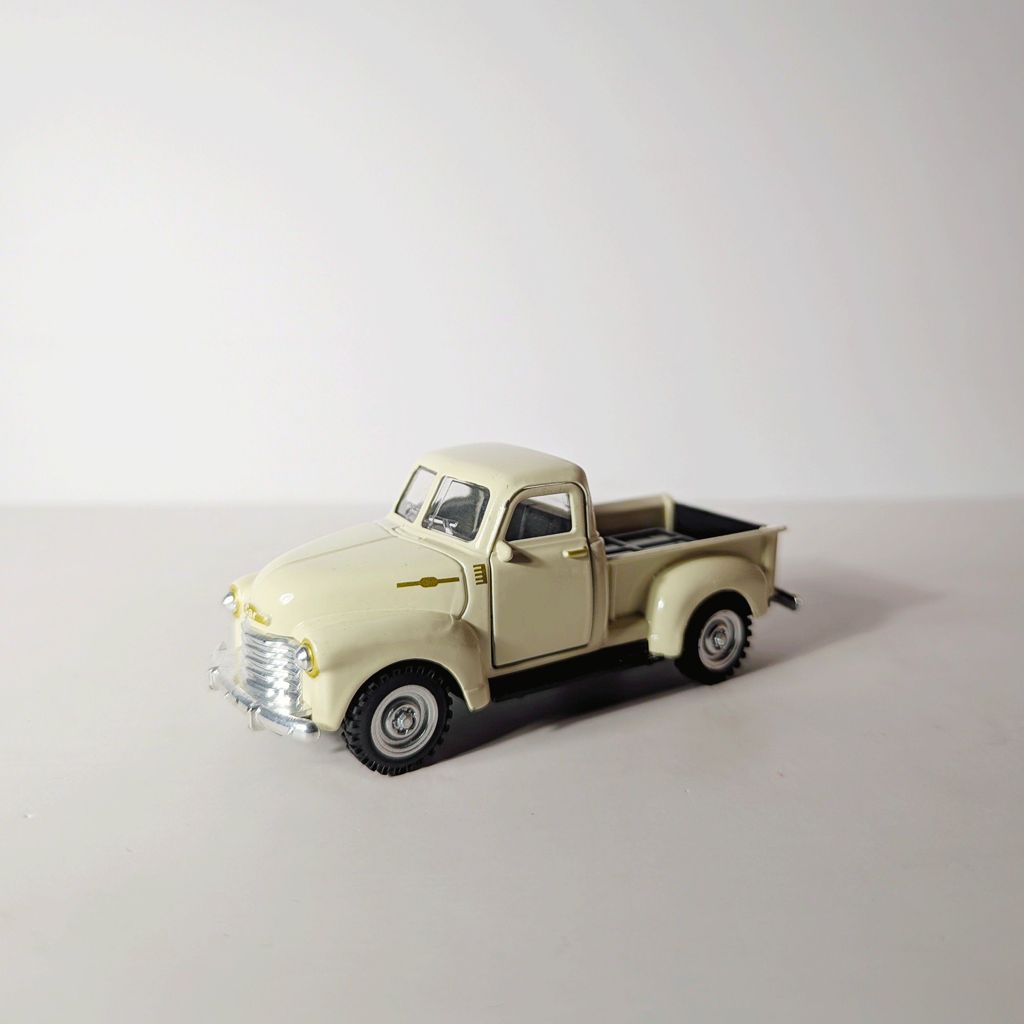 1:43 Classic Pickup Gulf Cream