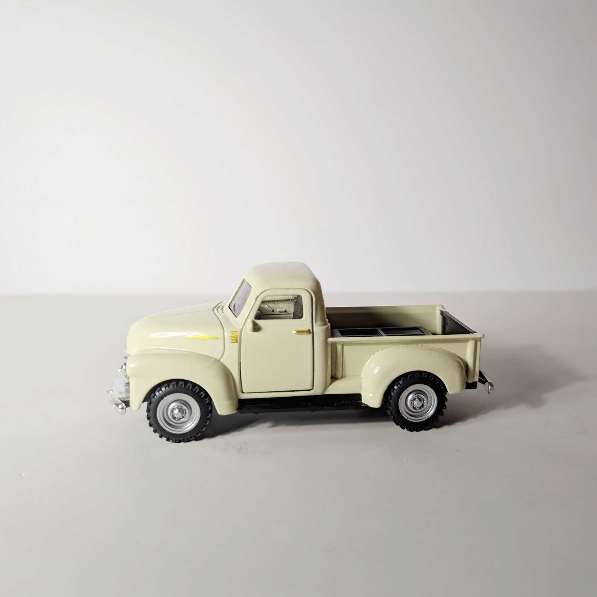1:43Classic Retro Pickup Cream