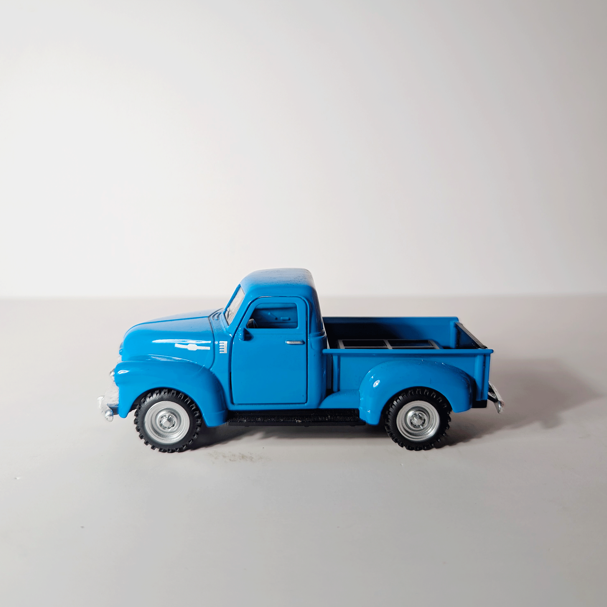 1:43Classic Retro Pickup Blue
