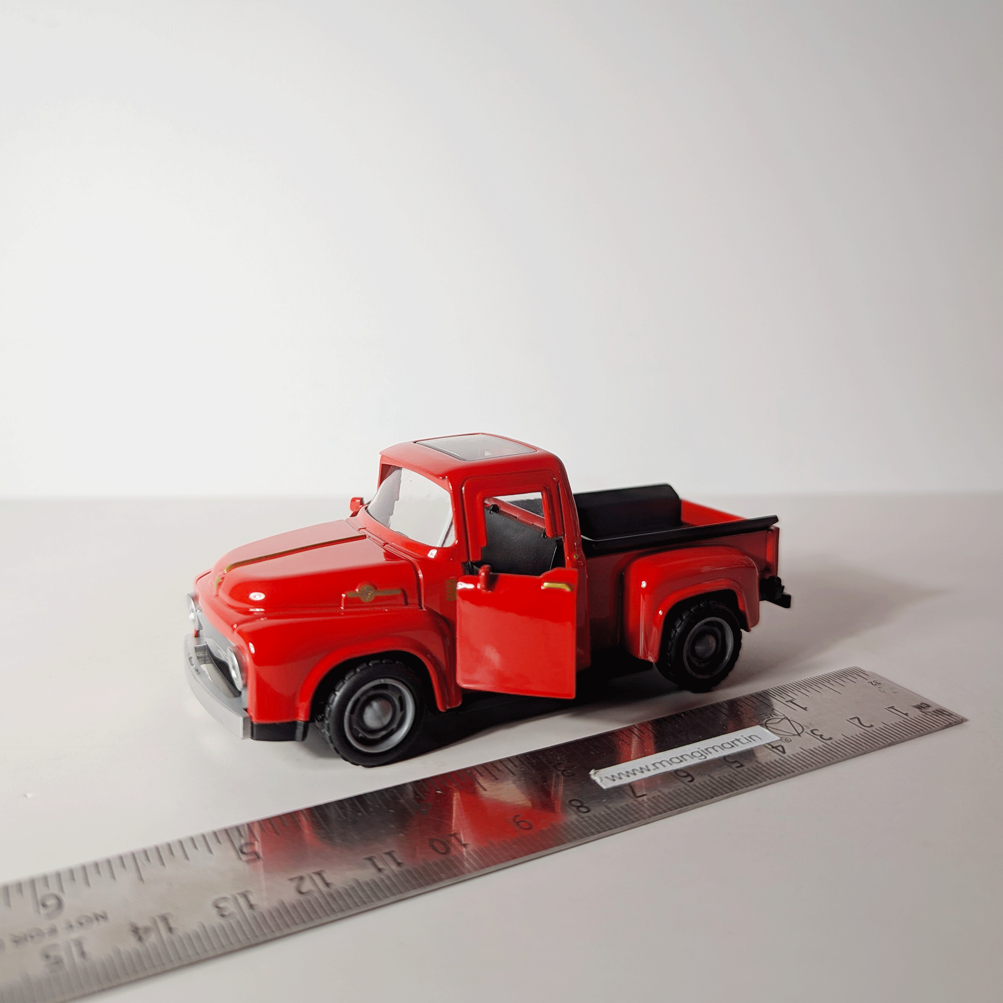 1:36 Classic Pickup Red