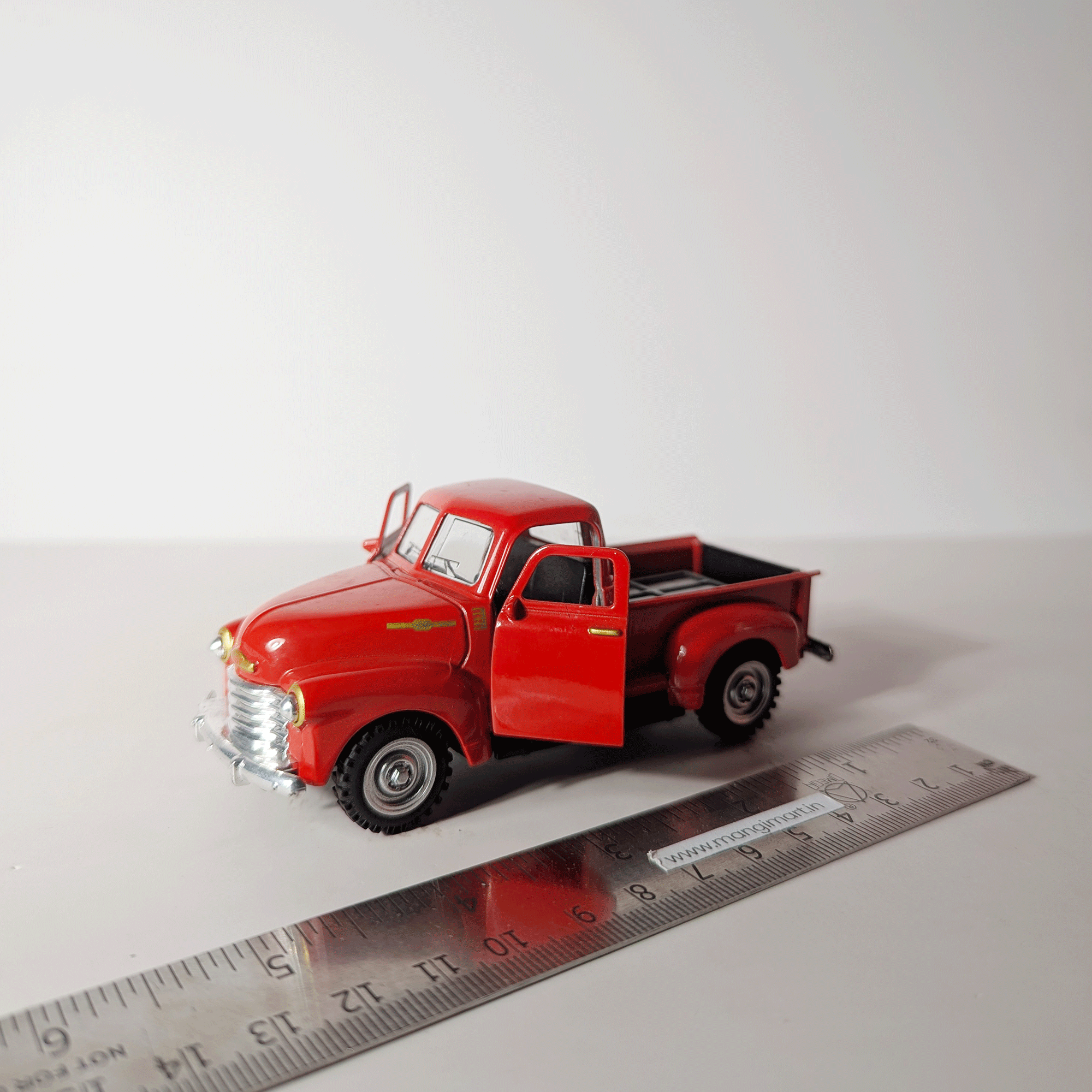 1:43 Classic Retro Pickup Red