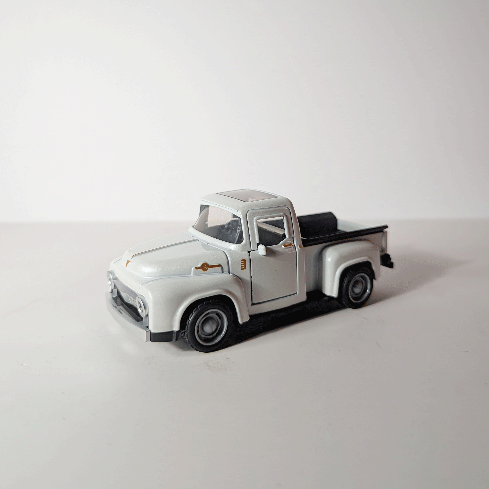 1:36 Classic Pickup White