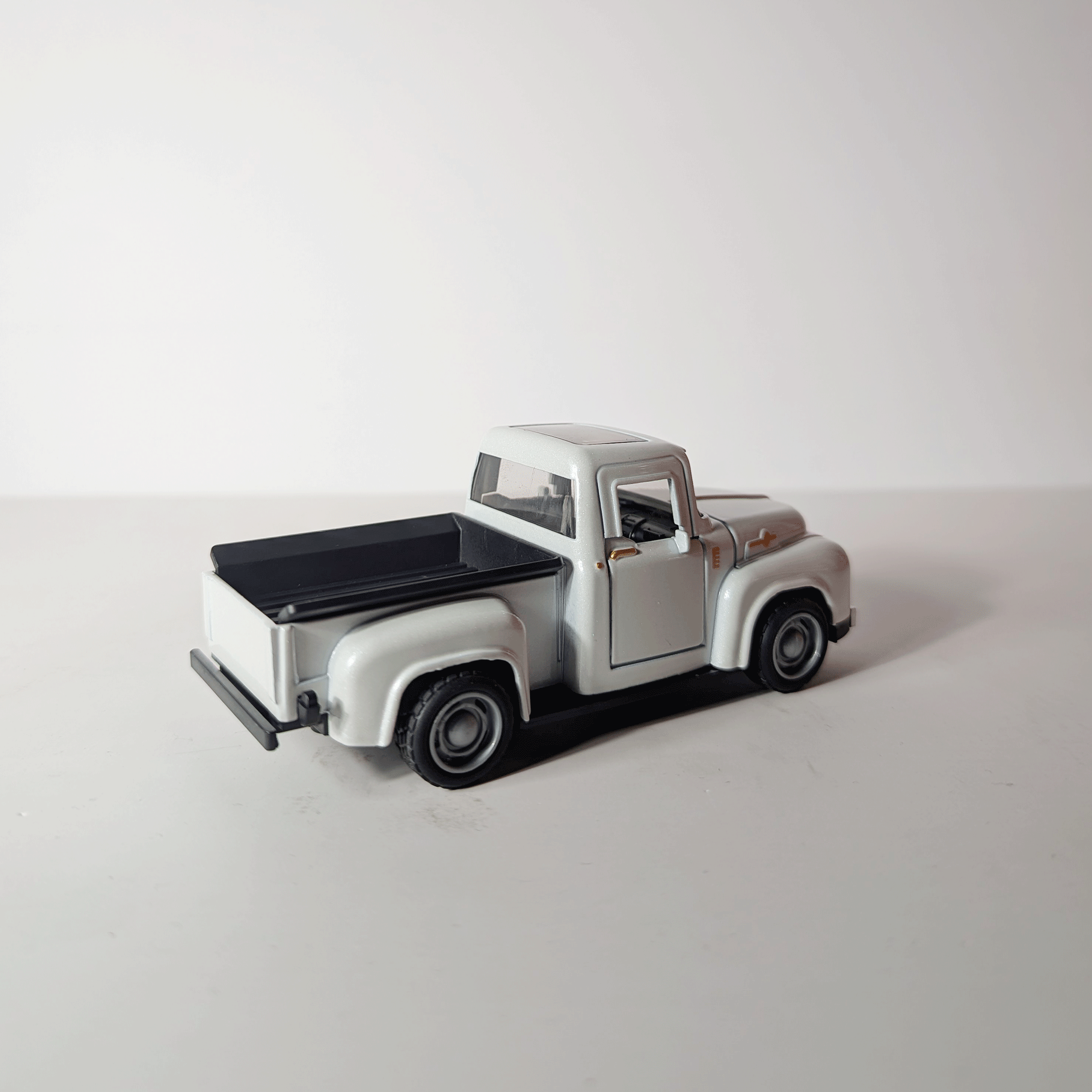 1:36 Classic Pickup White