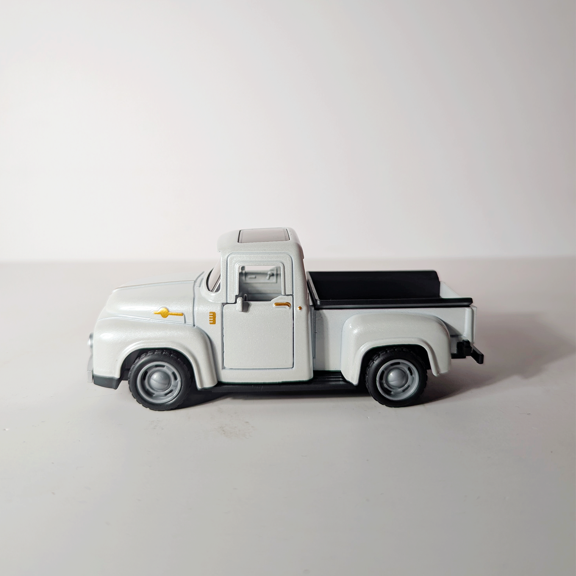 1:36 Classic Pickup White