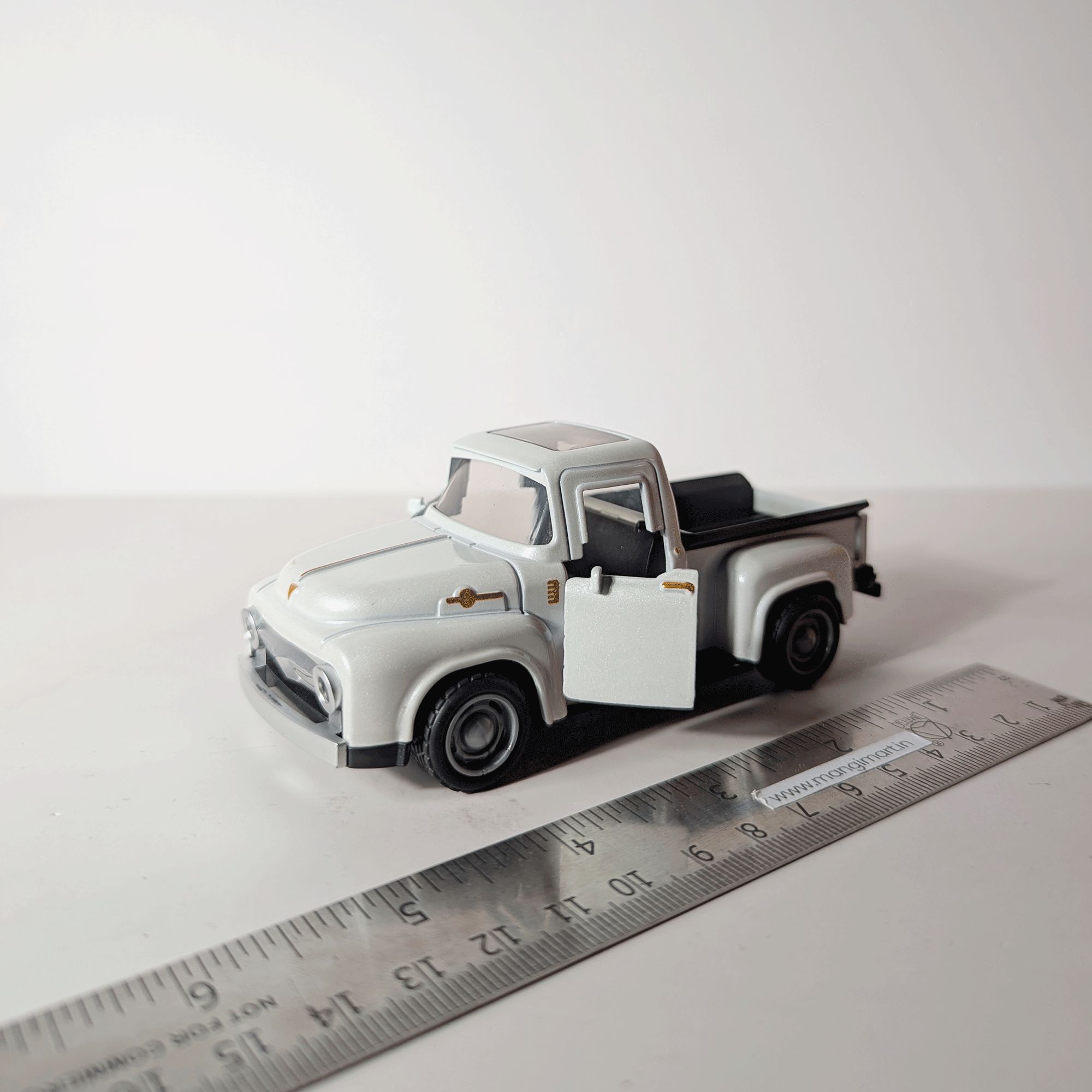 1:36 Classic Pickup White
