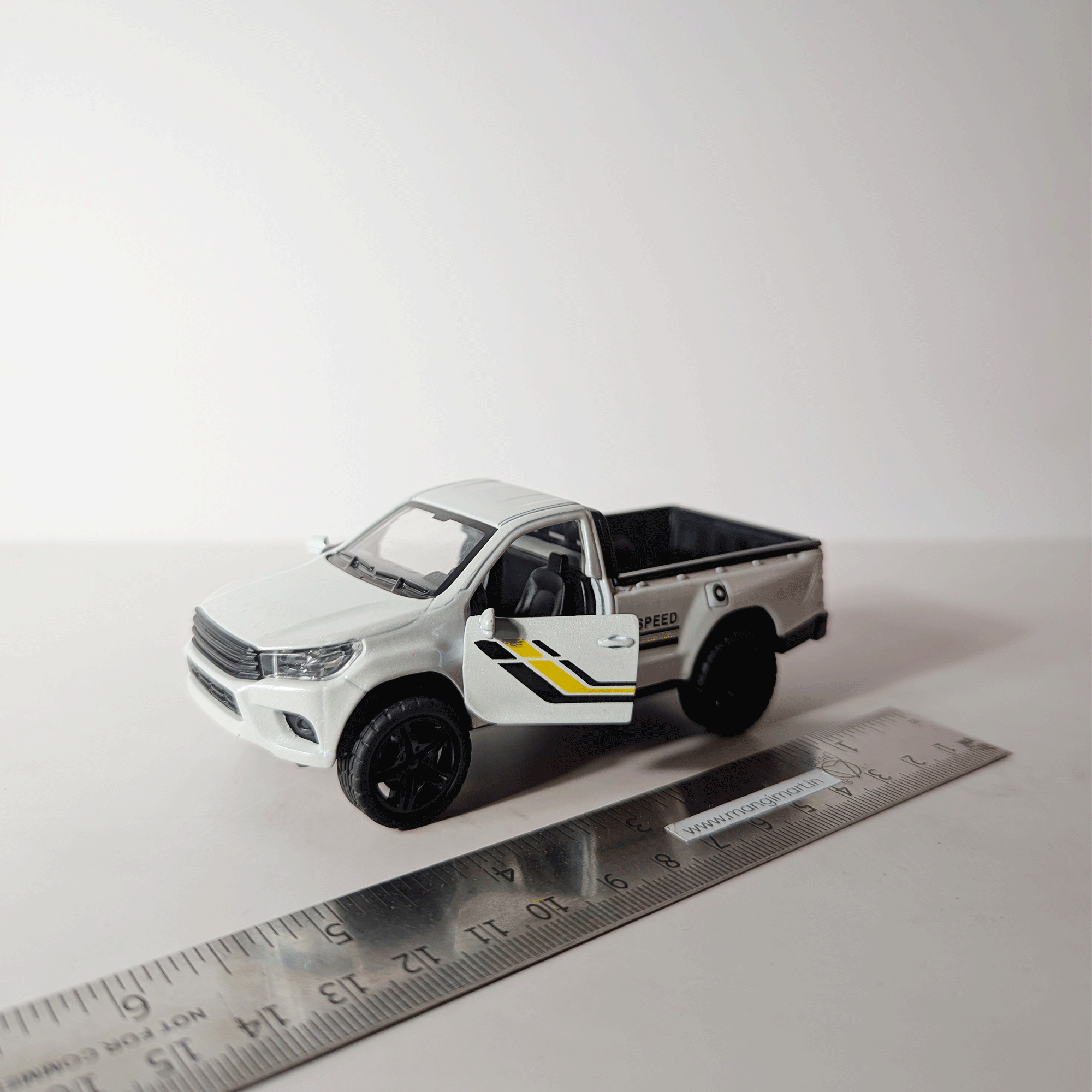 1:36 Hilux Old Model White