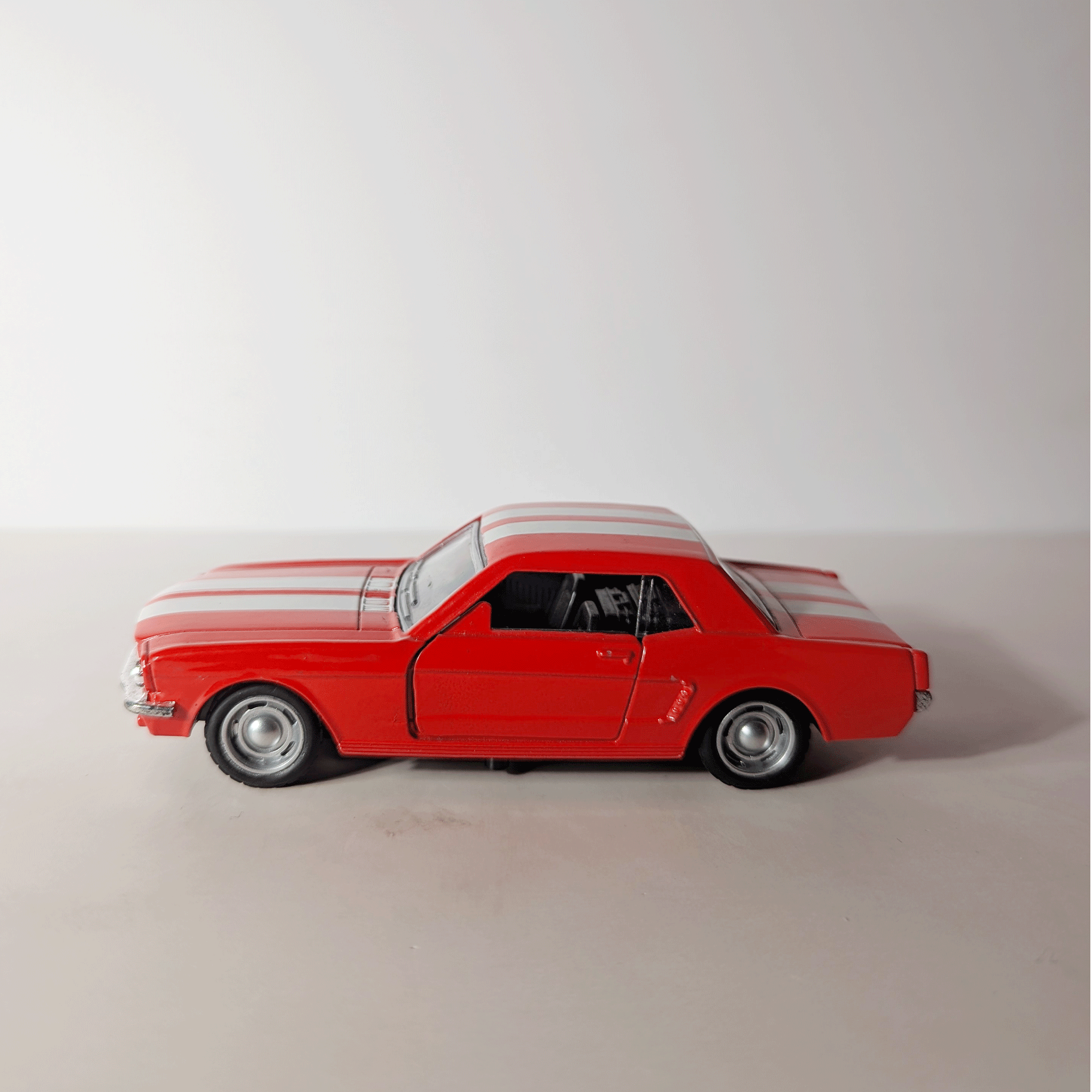 1:36 Retro Mustng Red