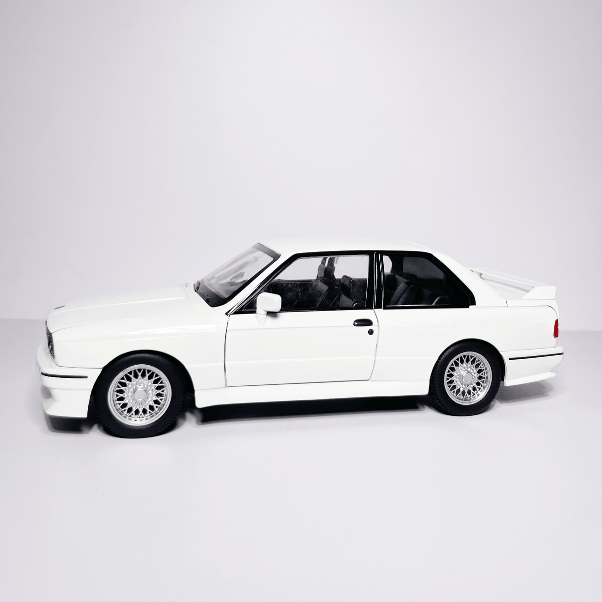 1:24 BMW M3 E30 White