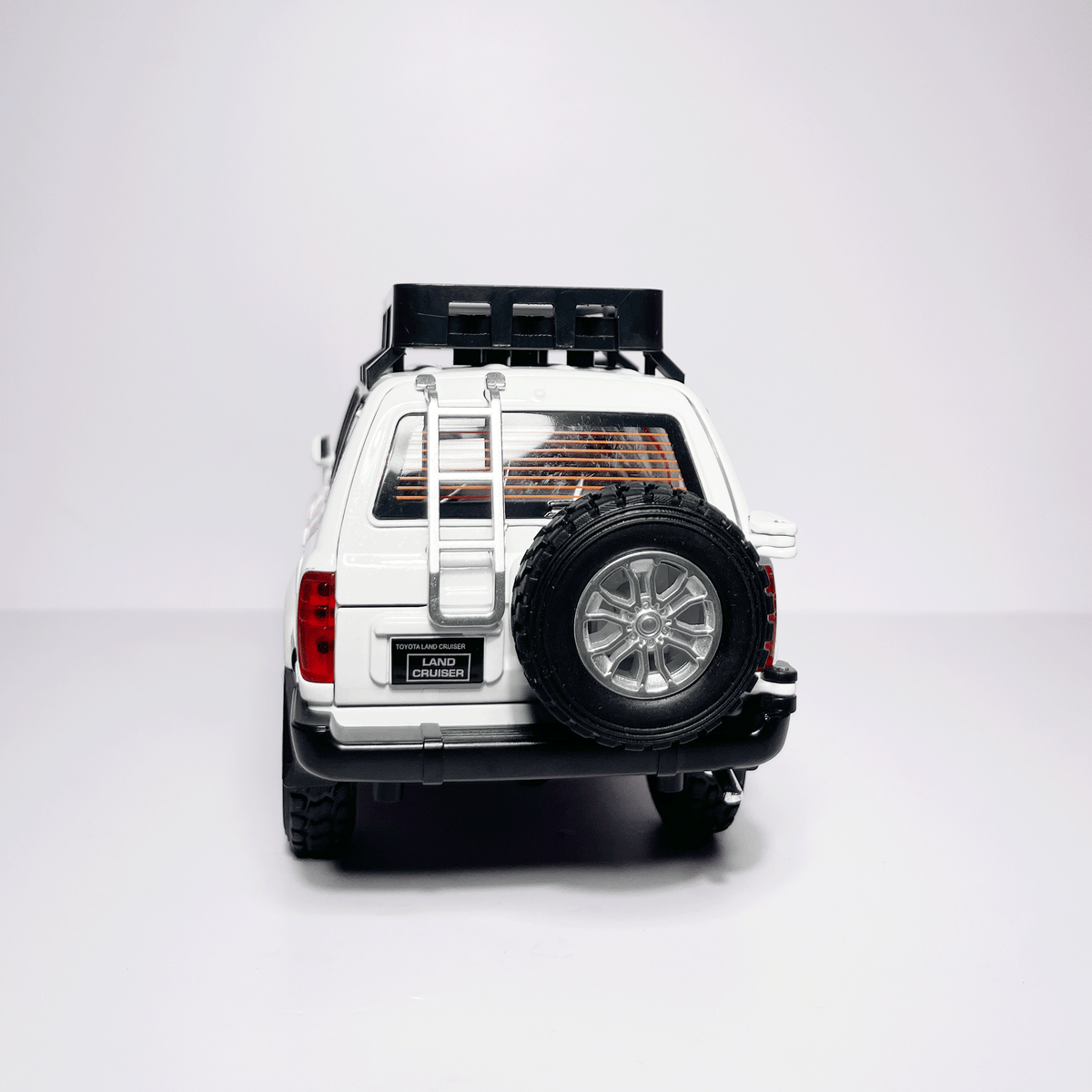 1:24 Toyota Land Cruiser White