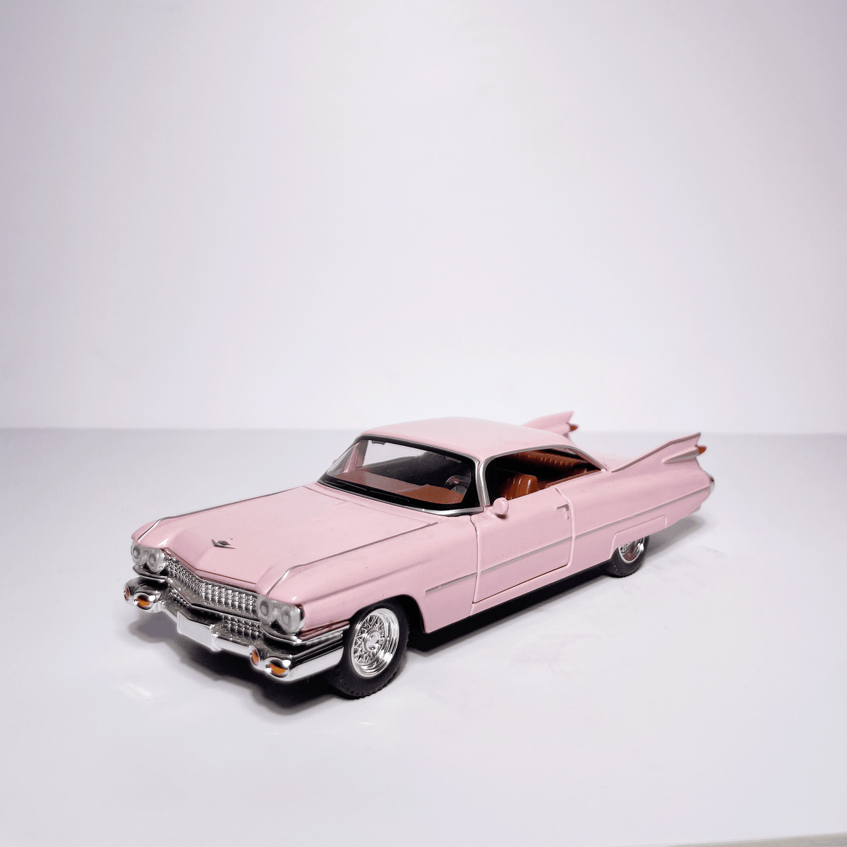1:32 Vintage Cadilac Pink